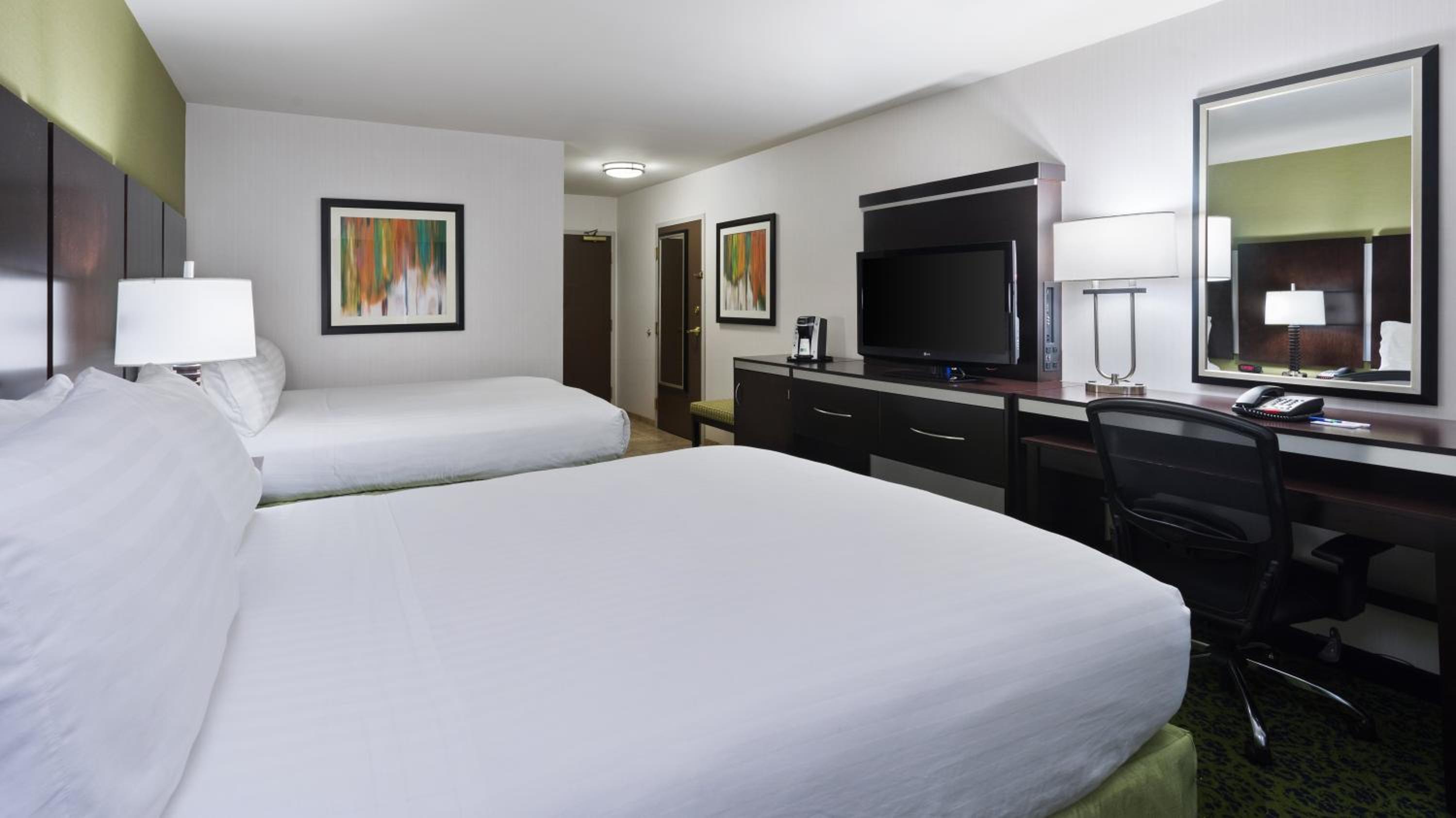 Standard Room with Two Queen Beds - Photo 6
