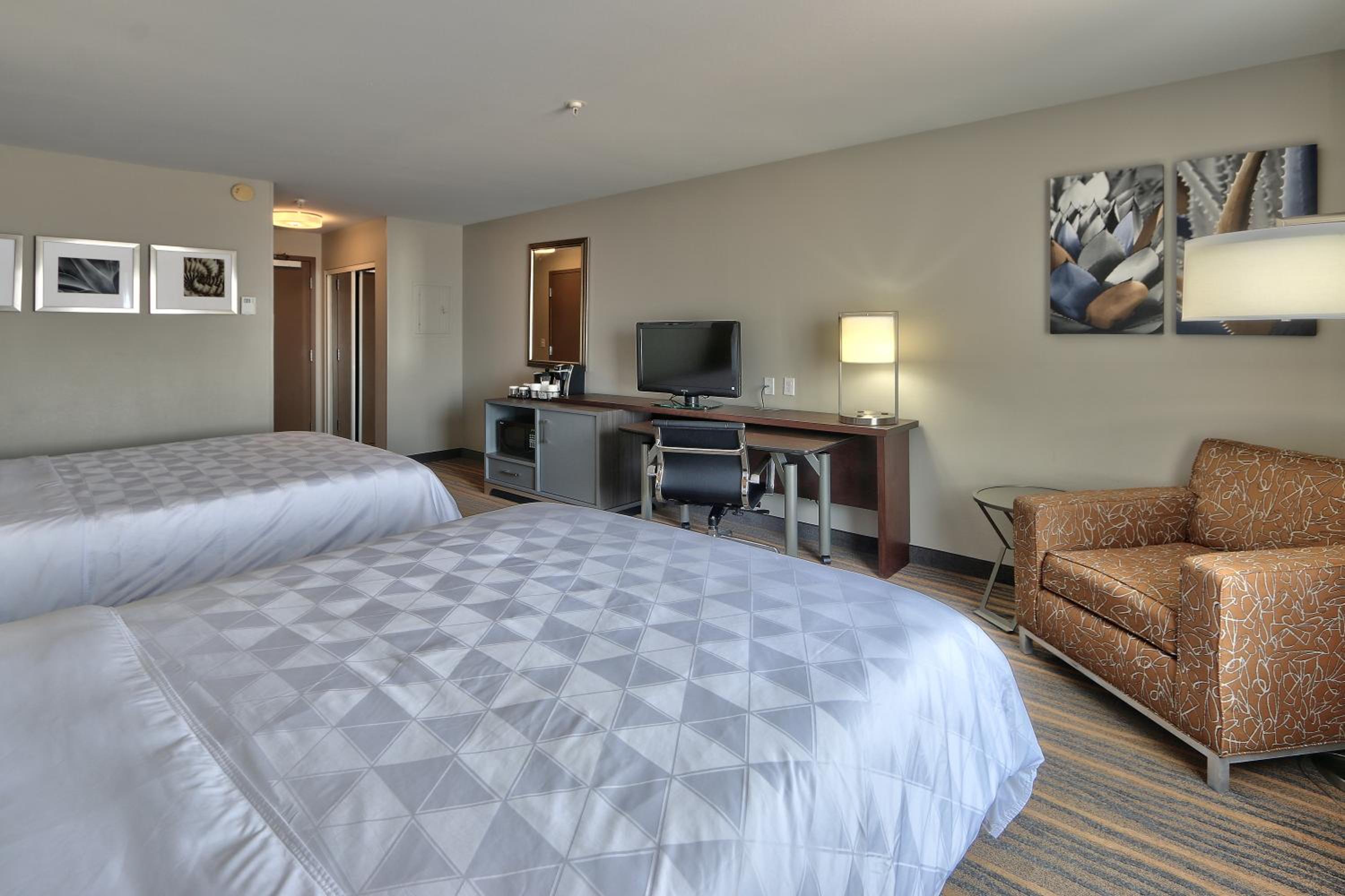 Standard Room with Two Queen Beds - Photo 3