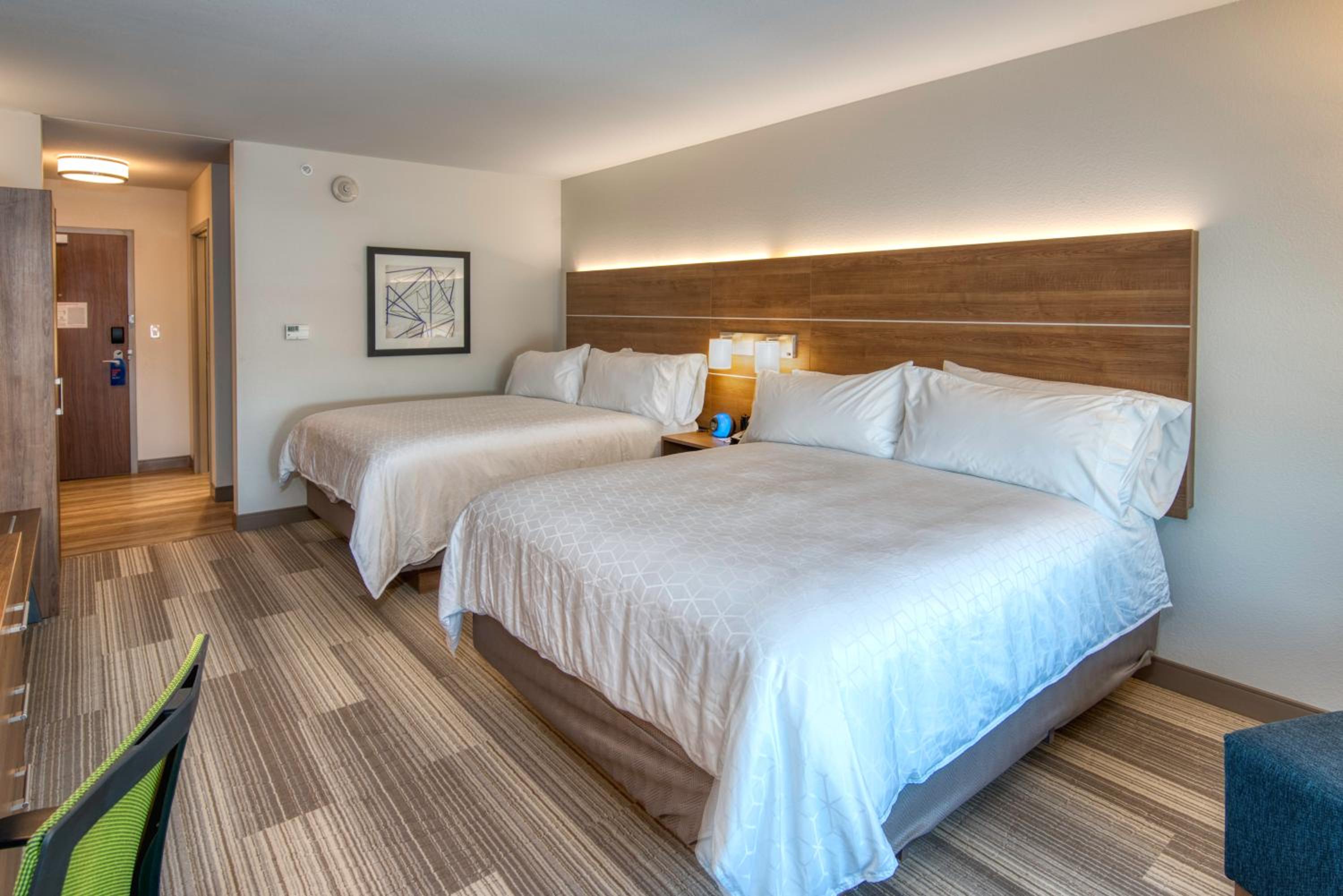 Standard Room with Two Queen Beds - Photo 3