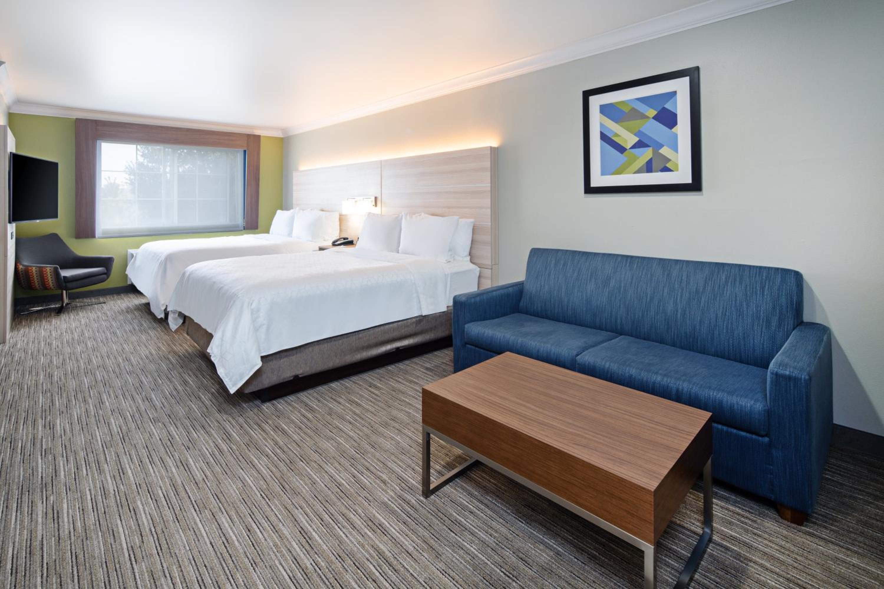 Queen Suite with Two Queen Beds photo 1