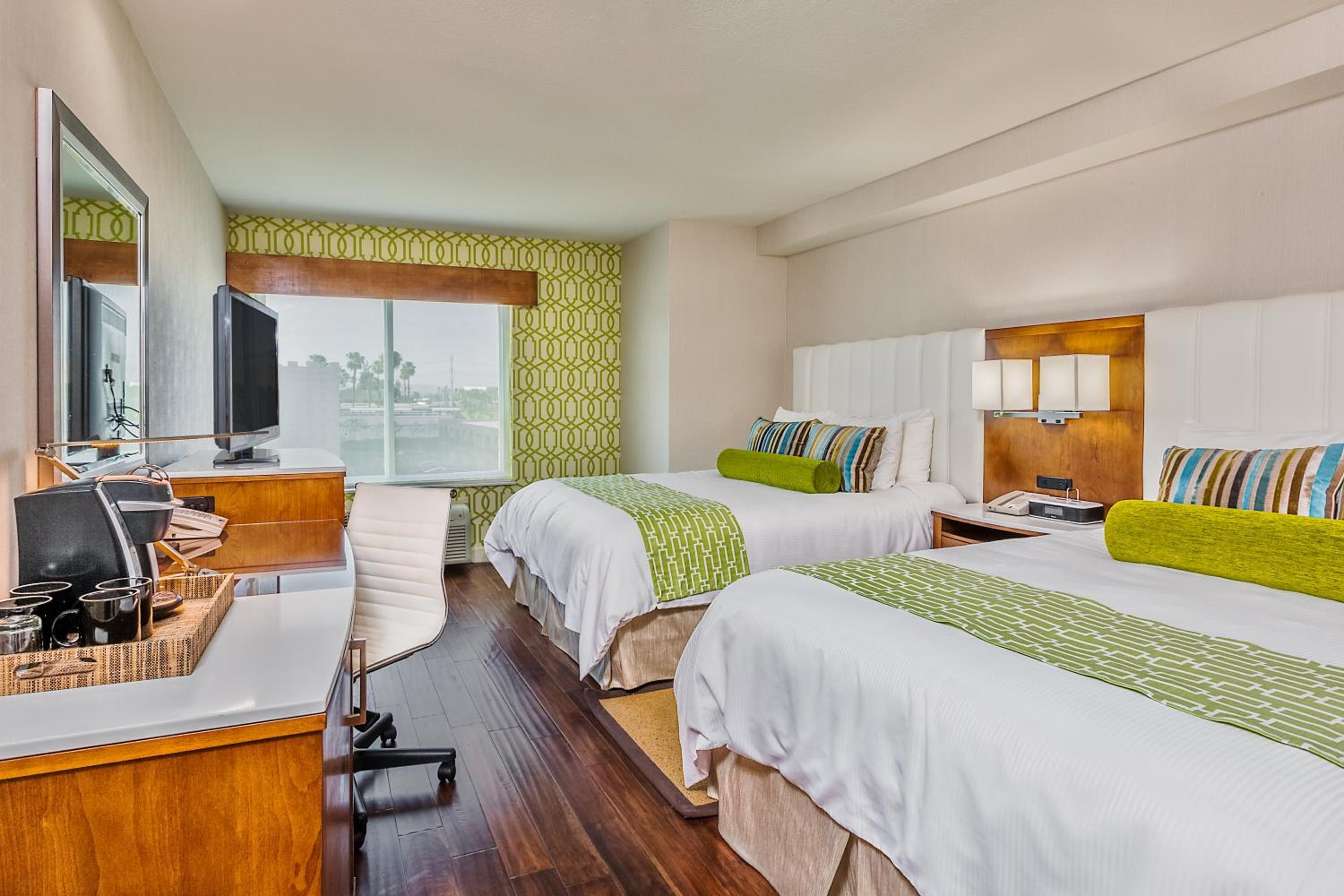 Standard Room with Two Queen Beds - Photo 4