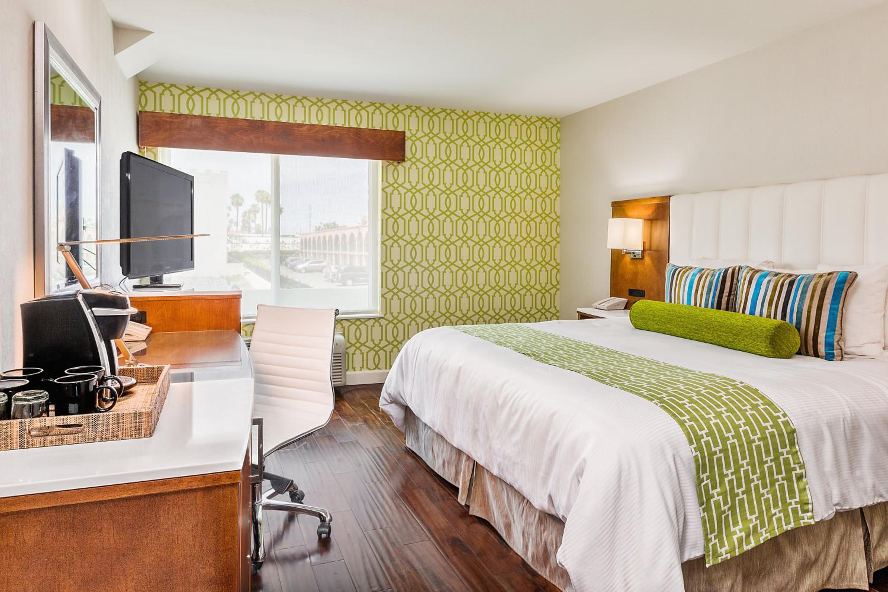 Standard King Room - Photo 3