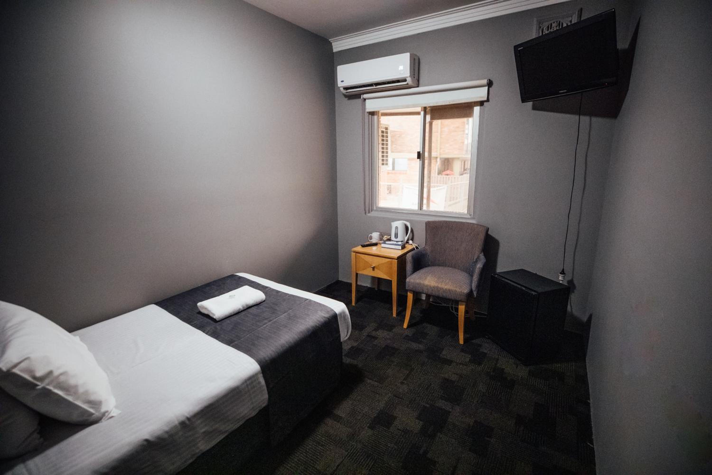 Budget Single Room with Shared Bathroom photo 1