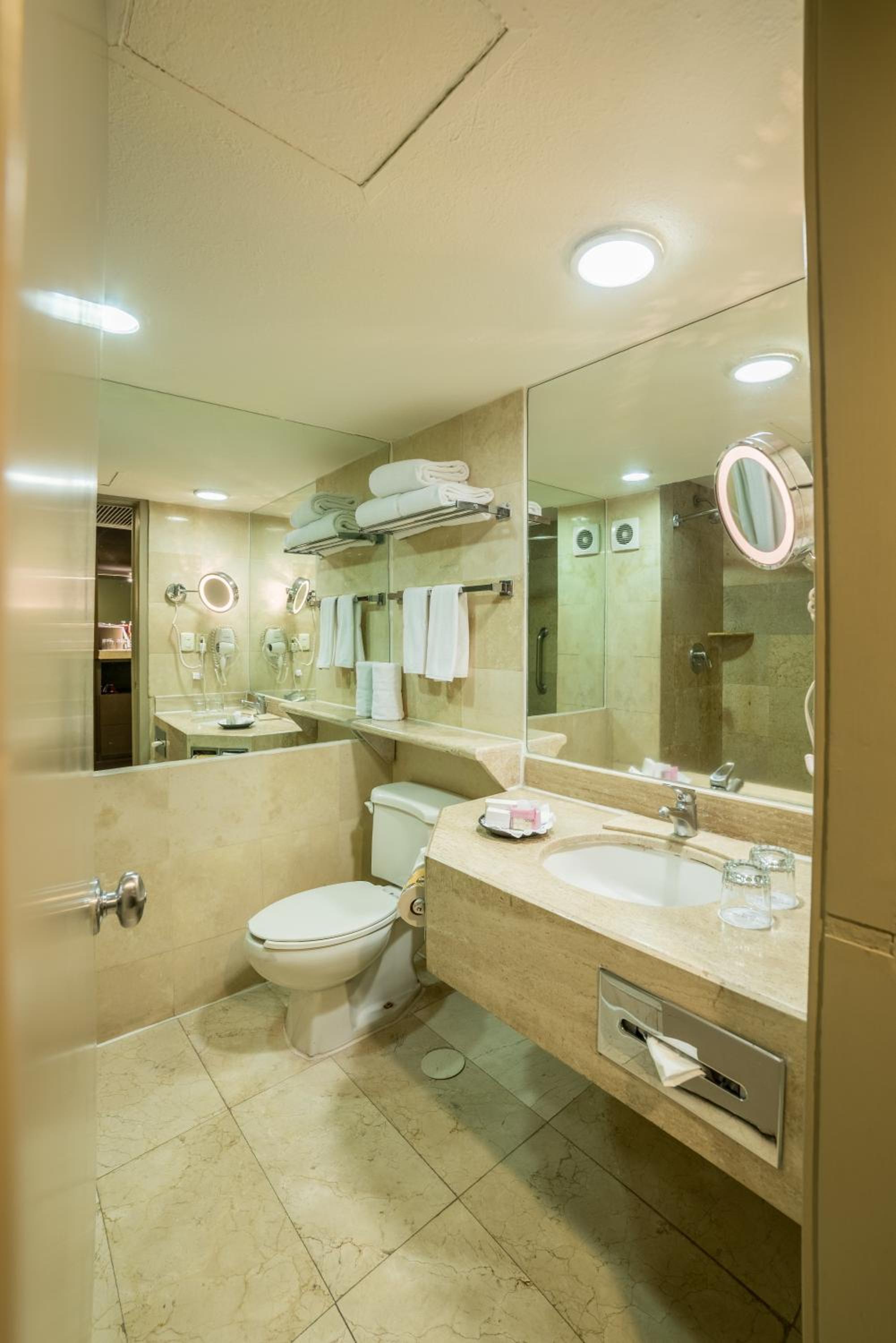 Standard King Room with City View - High Floor - Photo 3