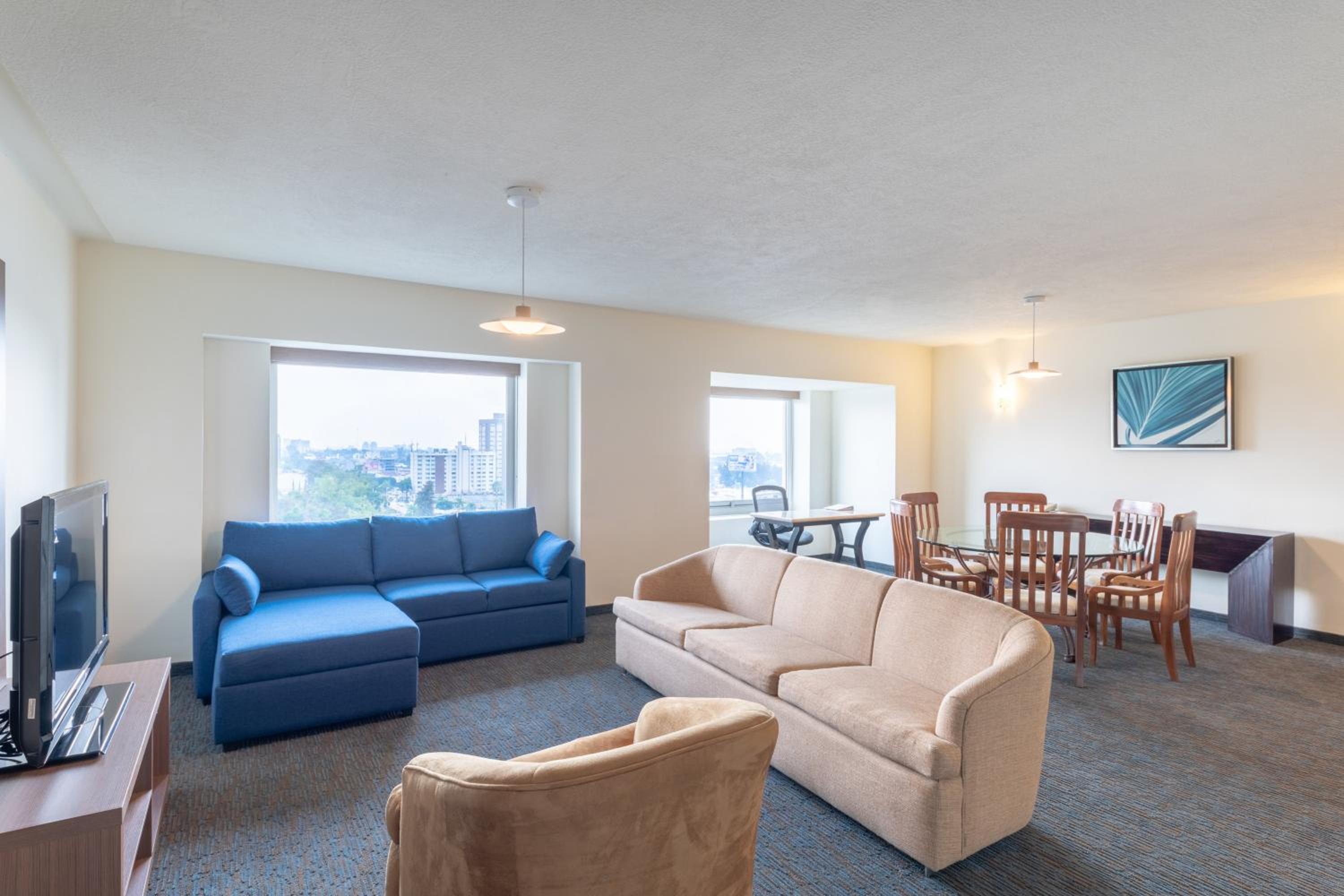 One-Bedroom Suite with City View - Photo 3