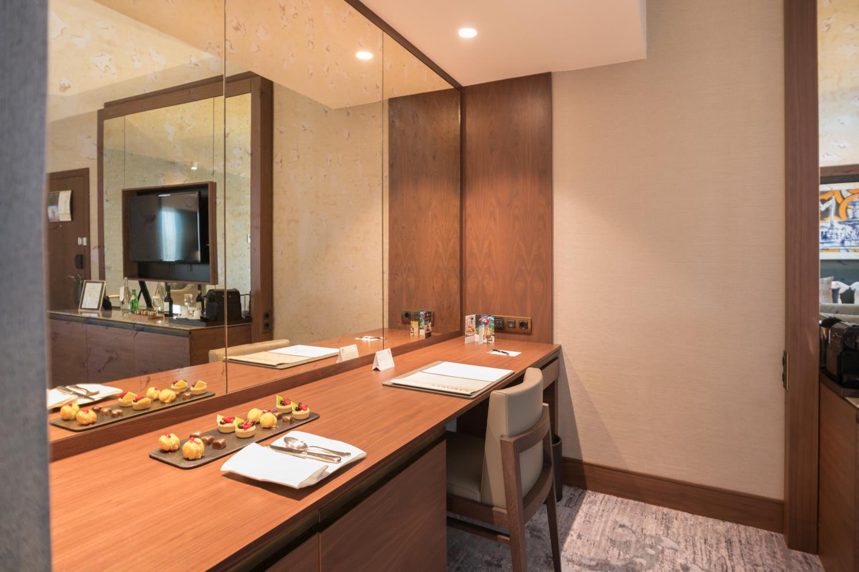 Junior King Suite with Park View thumbnail 6