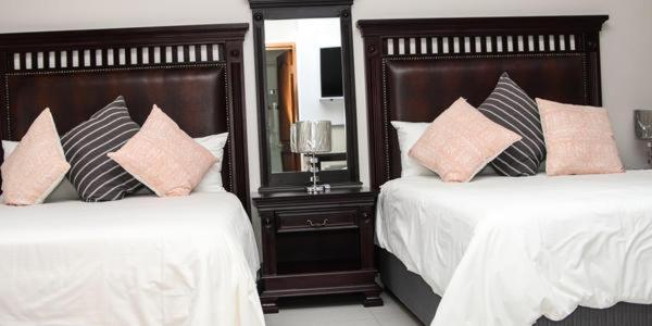 Luxury Family Room - Photo 4
