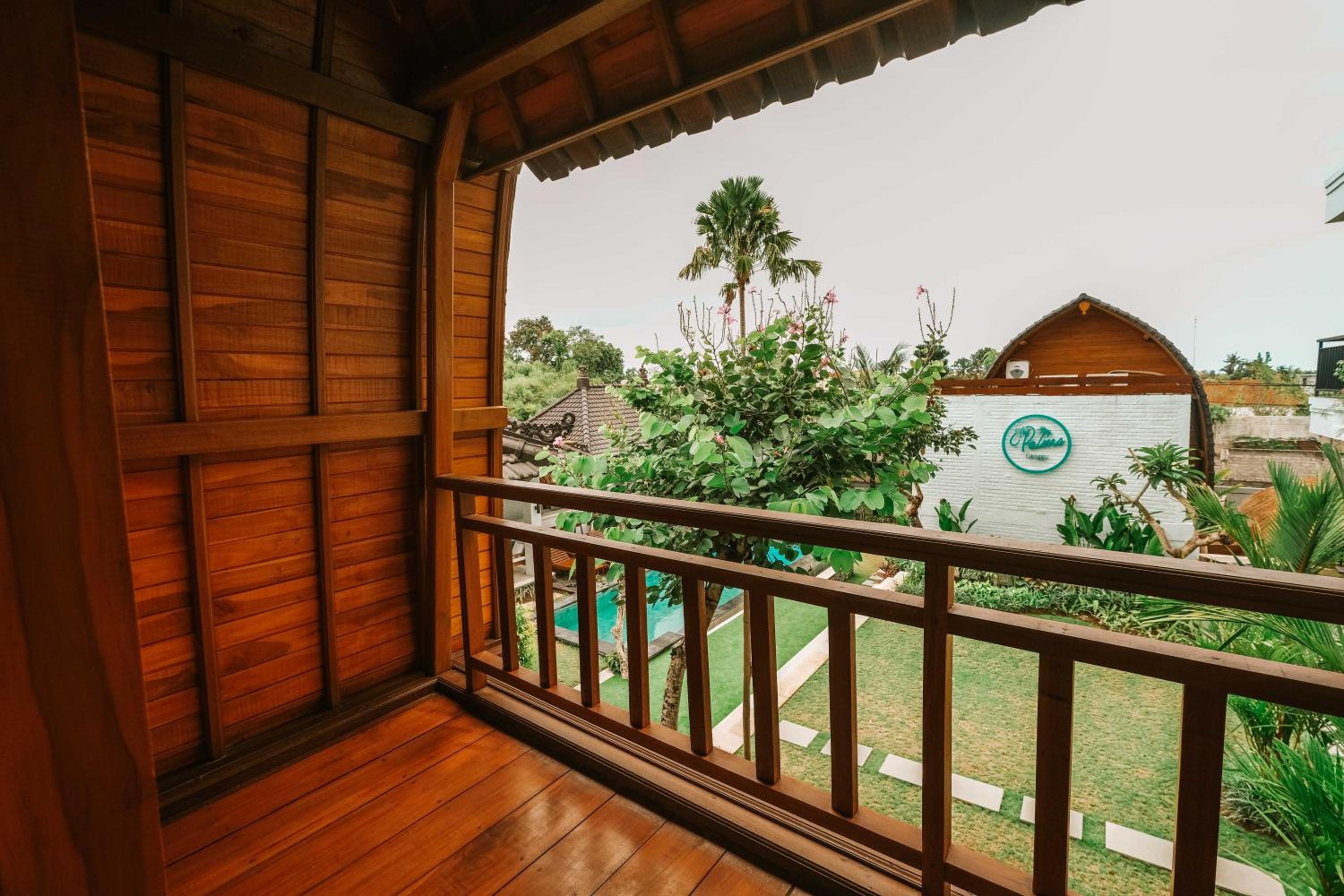 Bungalow Room with Outdoor Bathroom photo 2