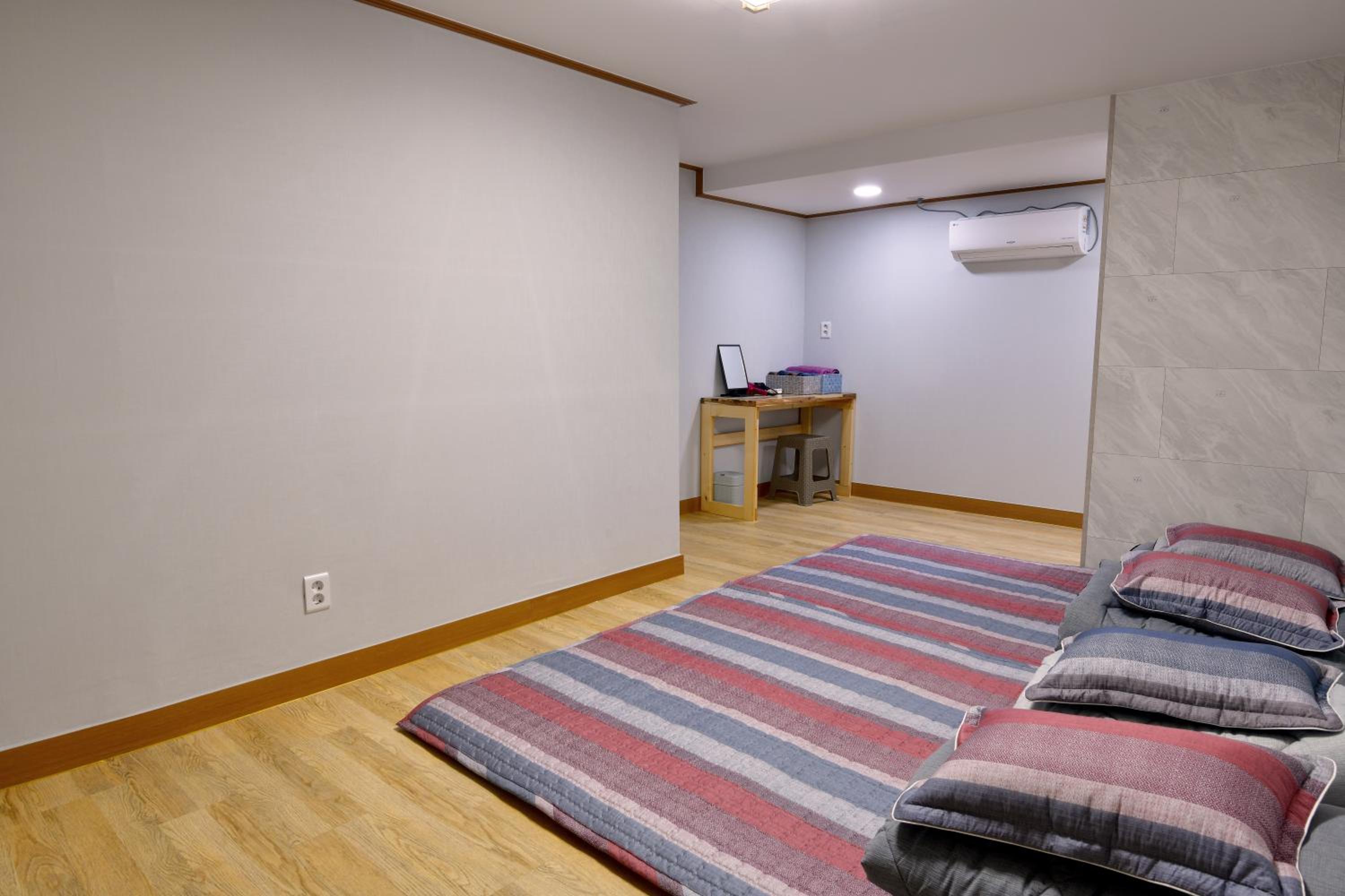 Family Room with Private Bathroom photo 3