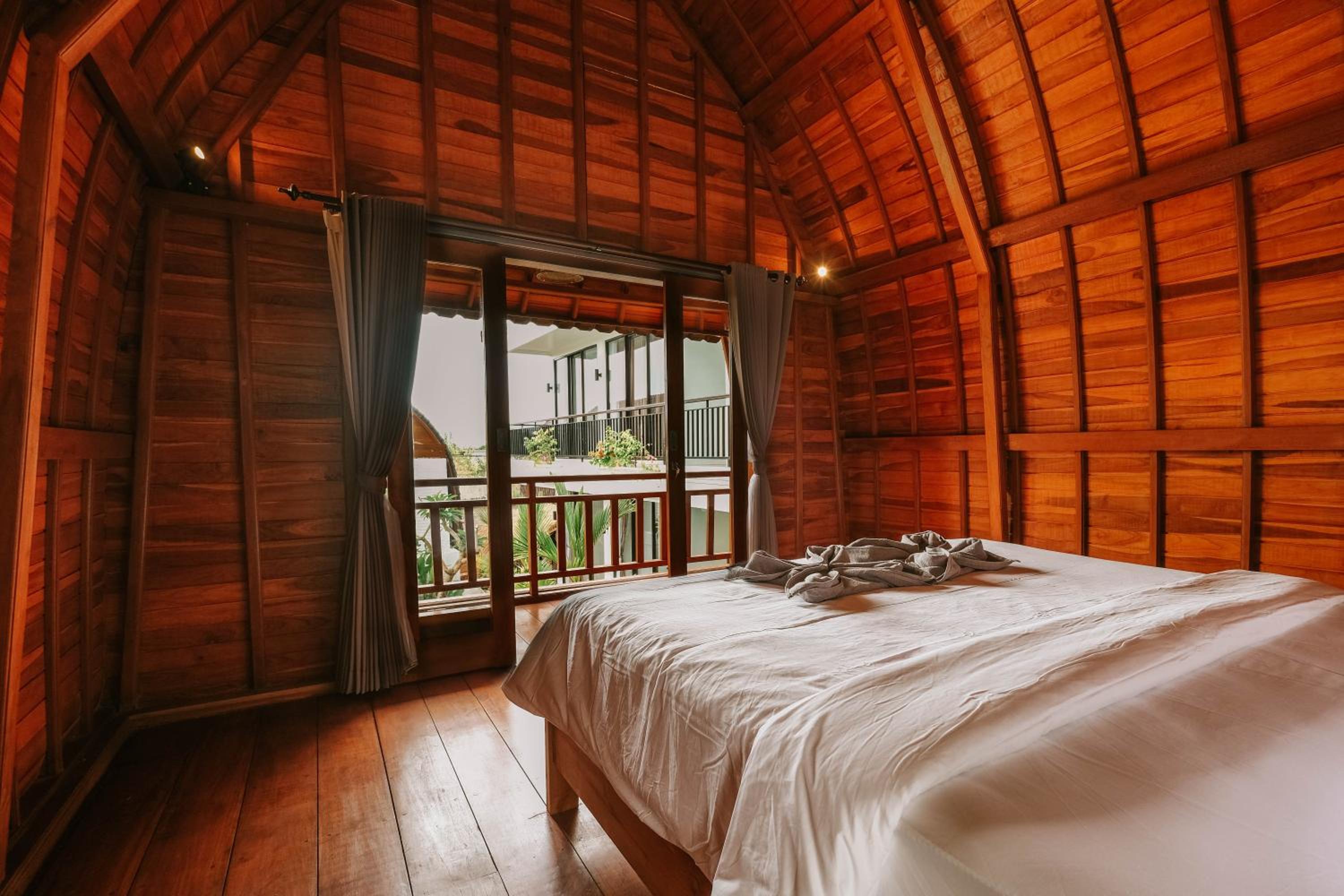 Bungalow Room with Outdoor Bathroom