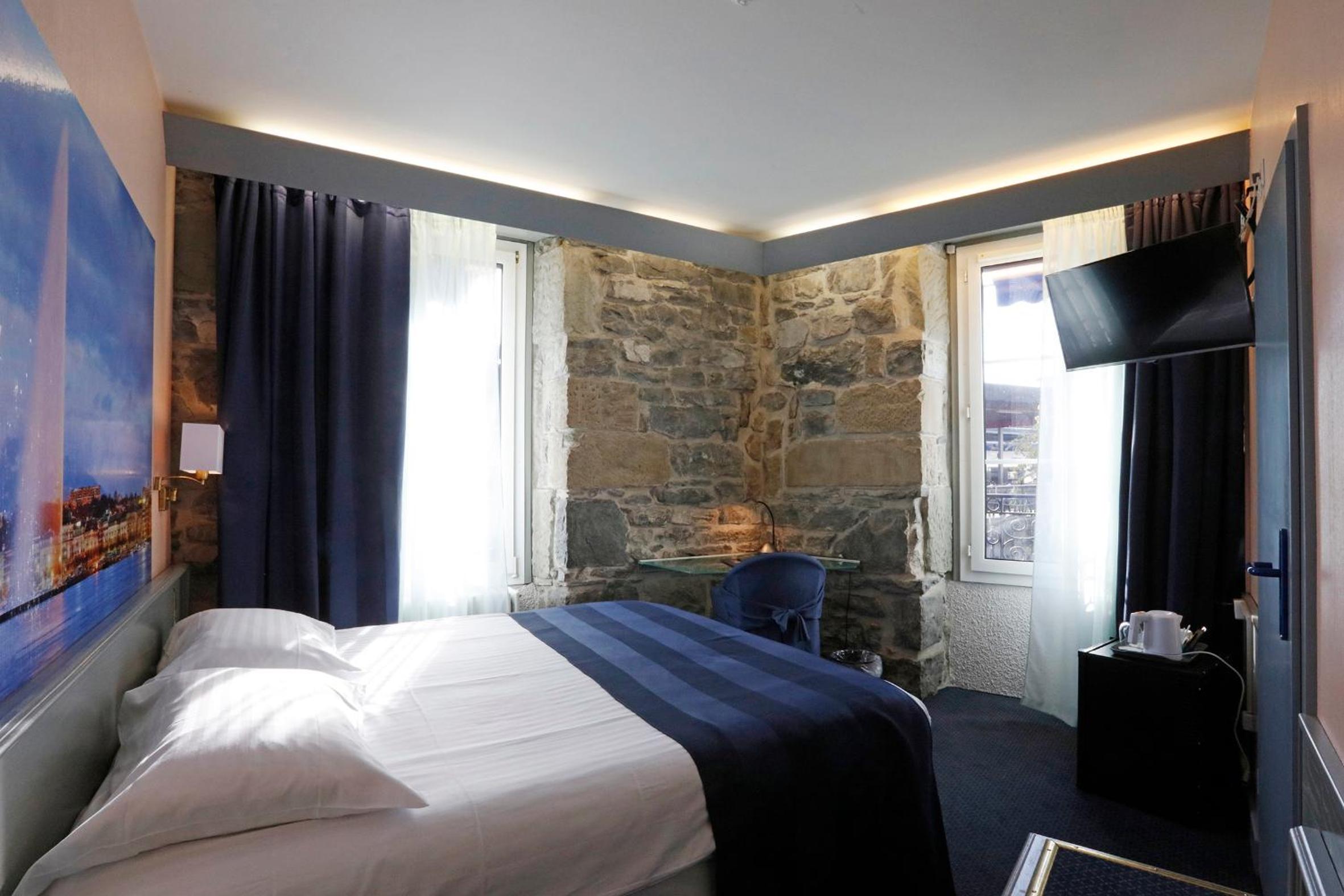 Standard Double Room - Photo 12