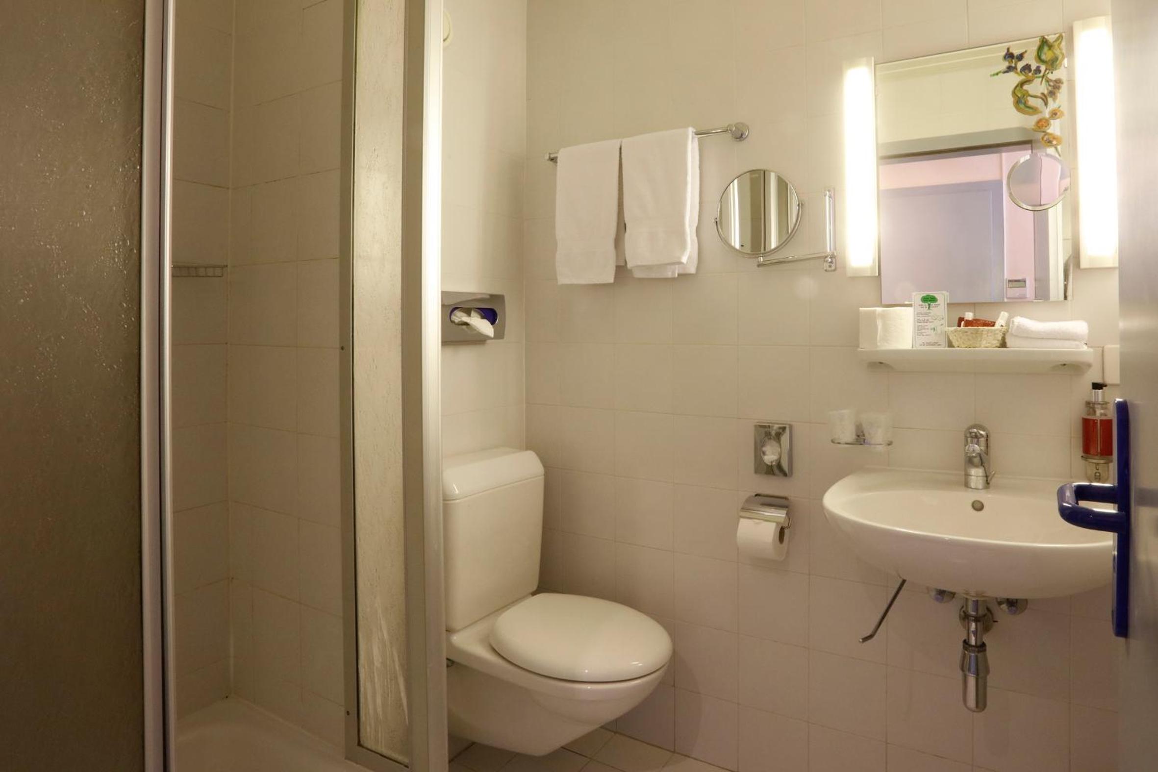 Standard Double Room - Photo 9