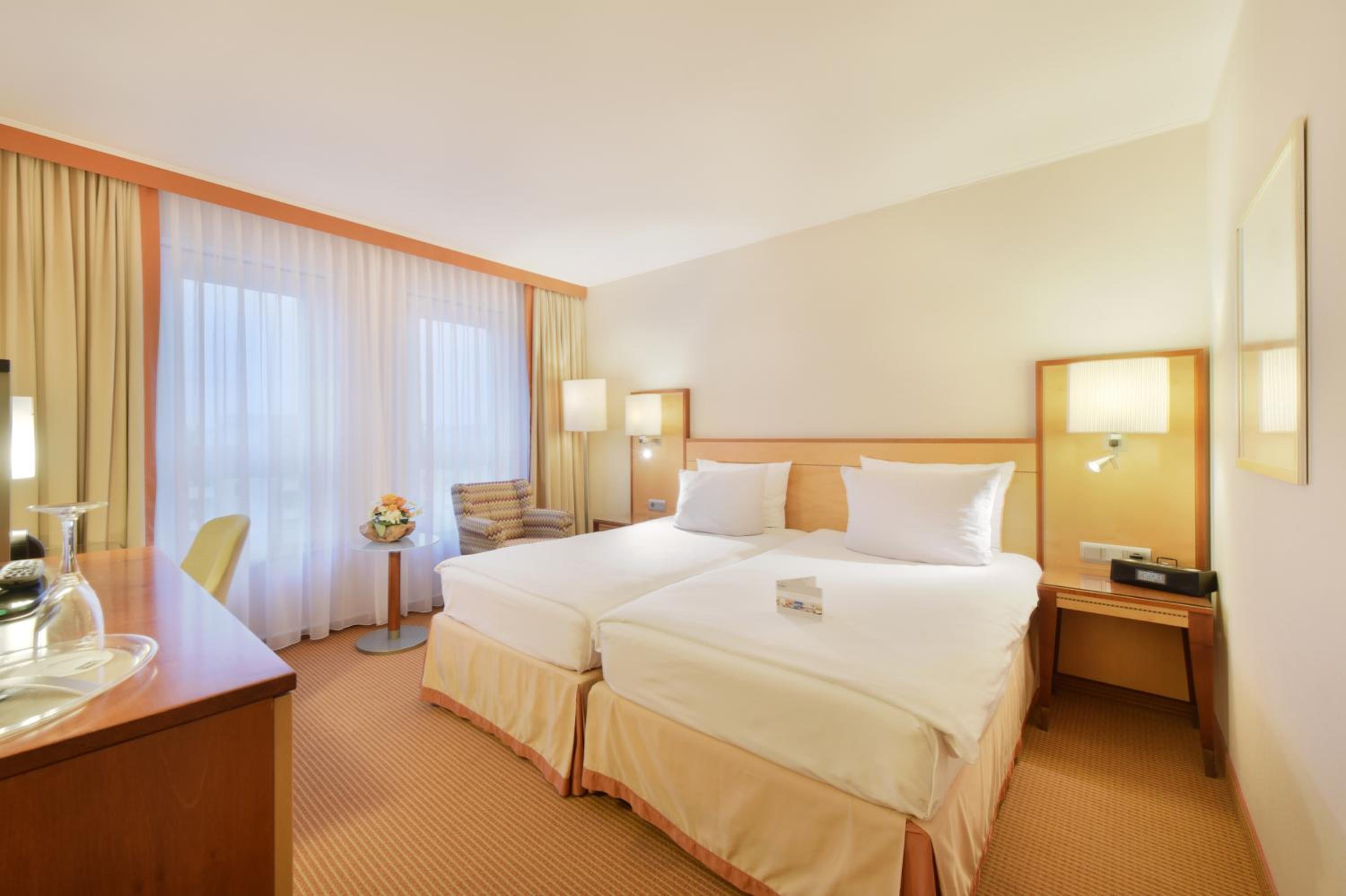 Business Twin Room - Photo 4