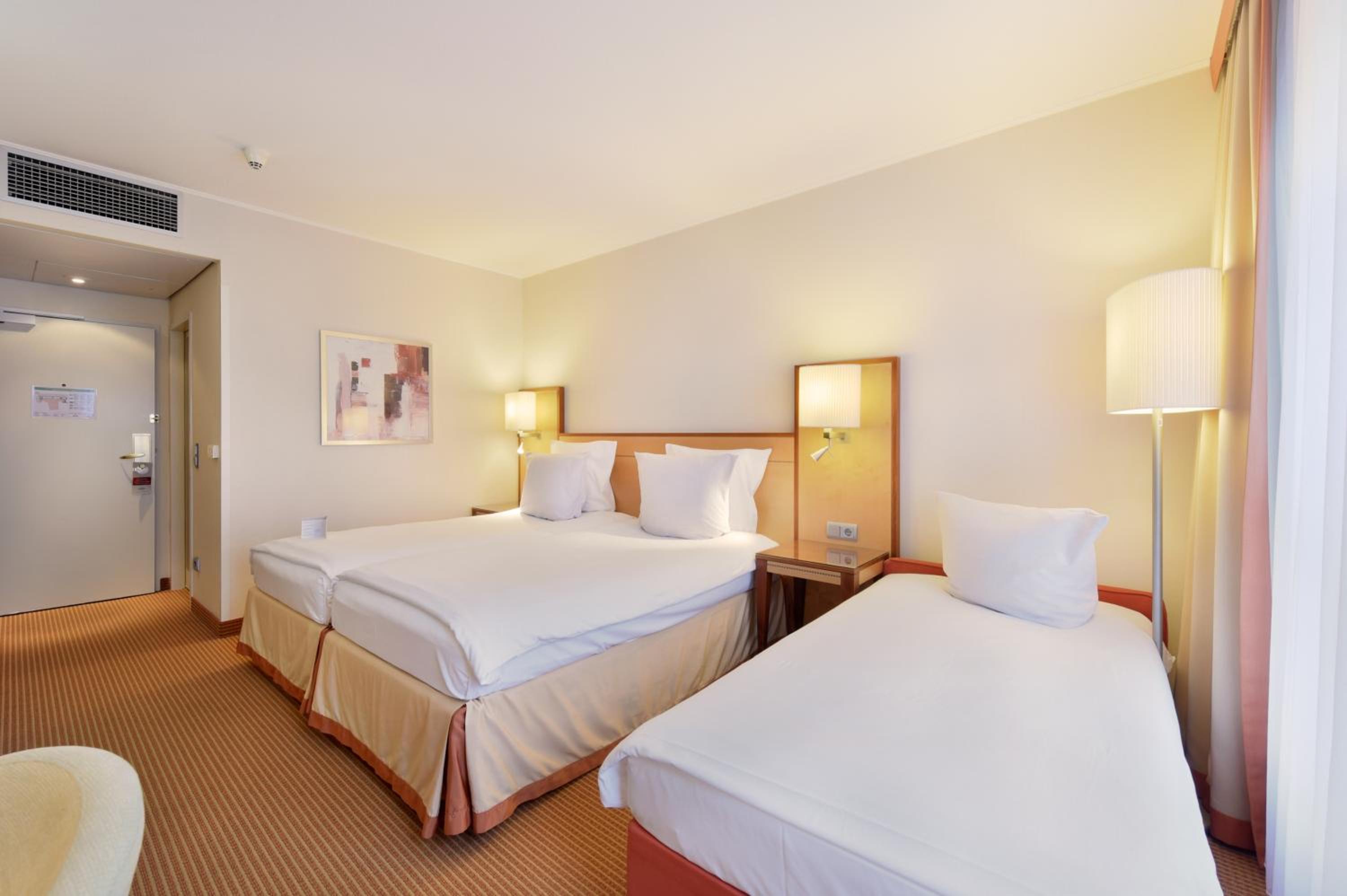 Business Twin Room - Photo 1