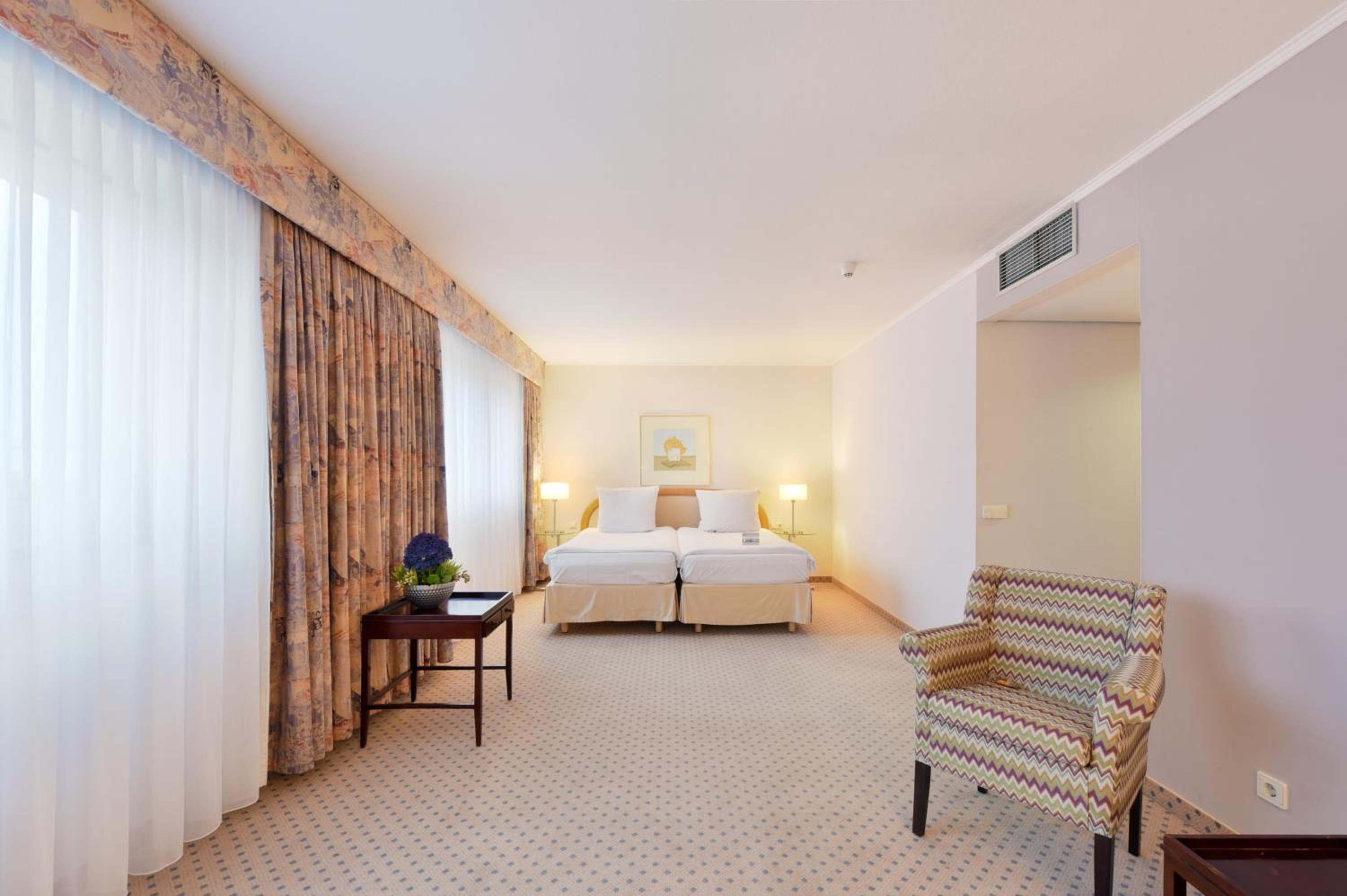 Suite - Photo 3