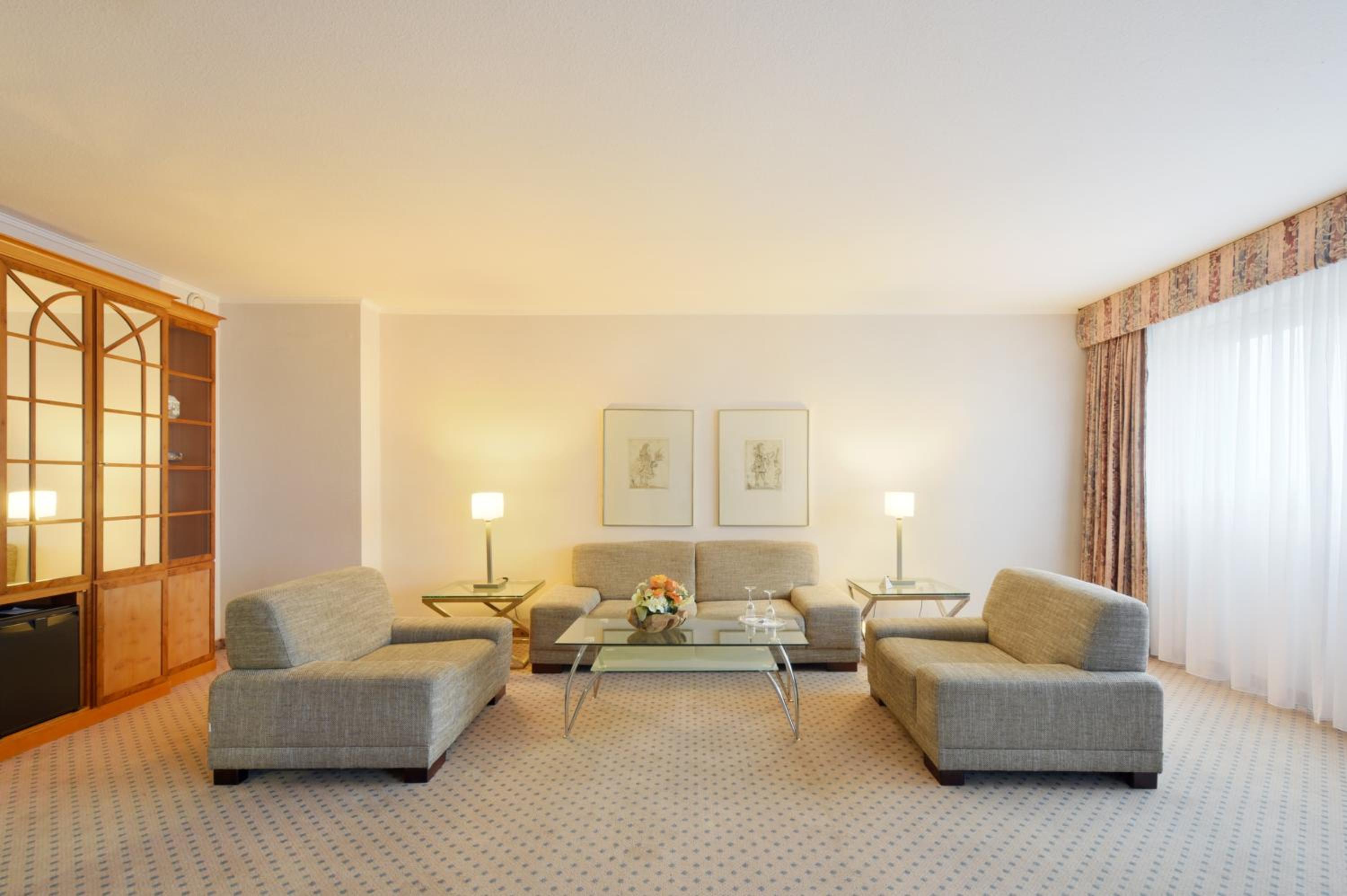 Suite - Photo 1