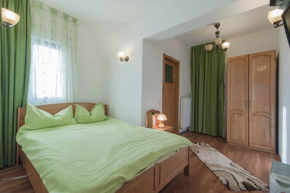 Five-Bedroom House photo 2