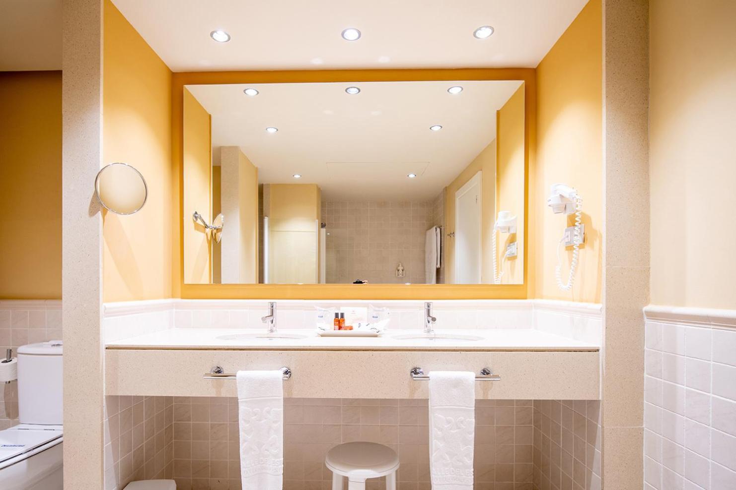 Twin Room with 2 Extra Beds (2 Adults + 2 Children) with Golf View photo 2