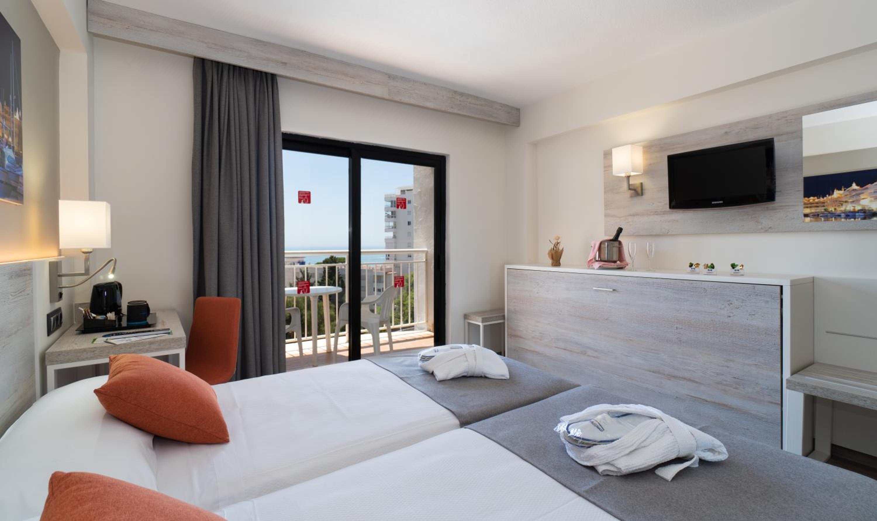 Double Room with Sea View (2 adults) - Photo 1