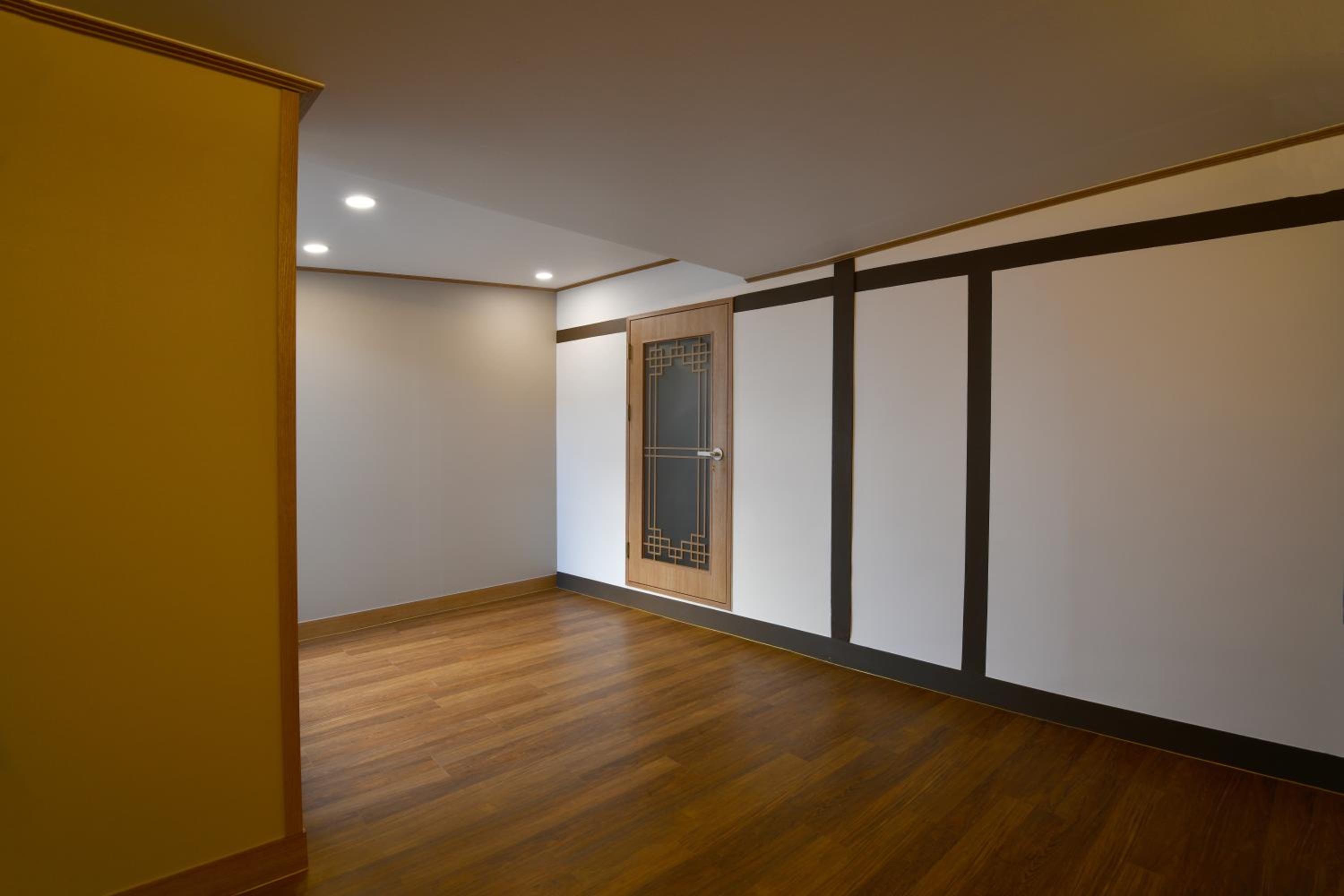 Twin Room with Private Bathroom photo 2
