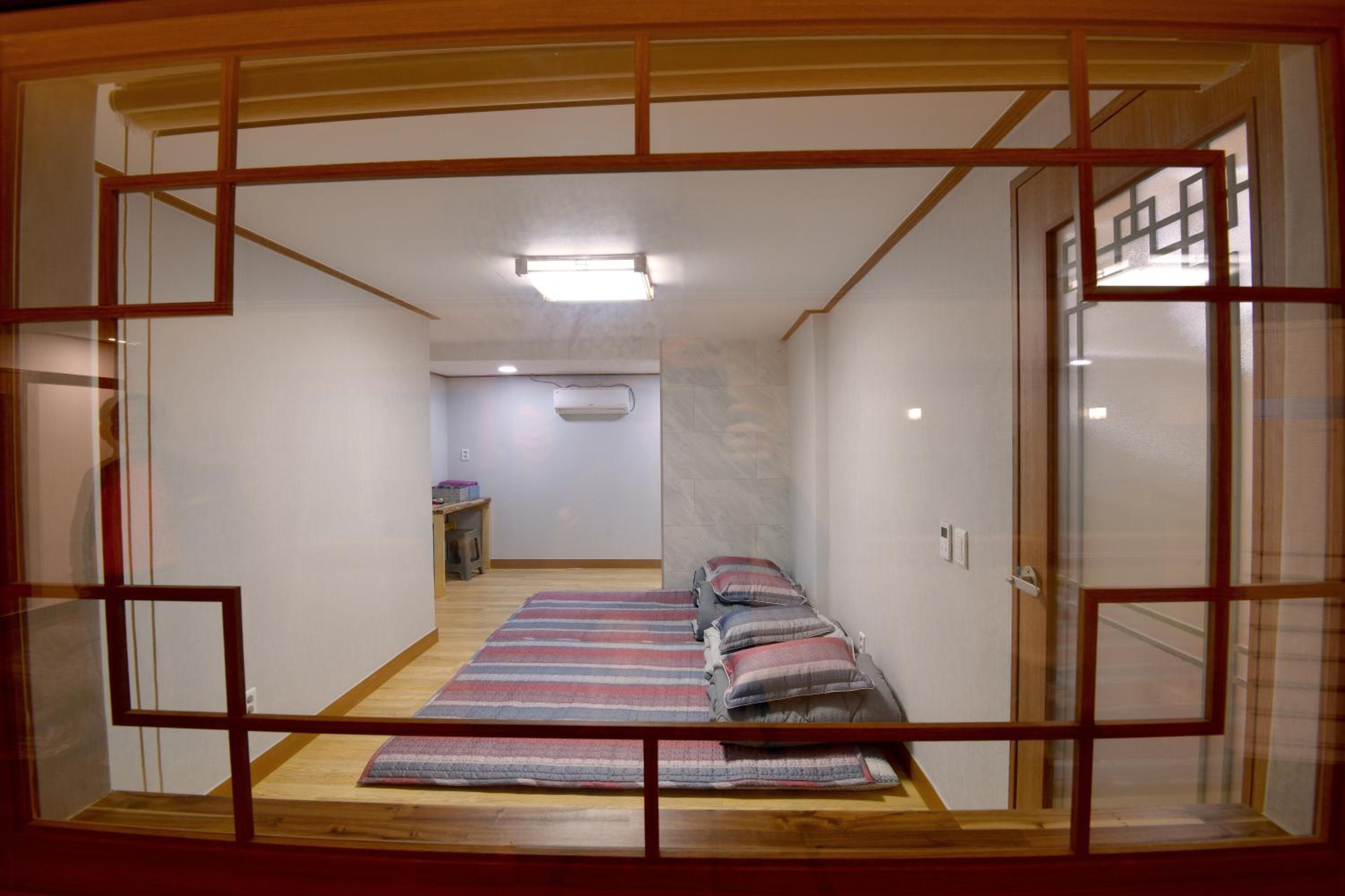 Family Room with Private Bathroom photo 2