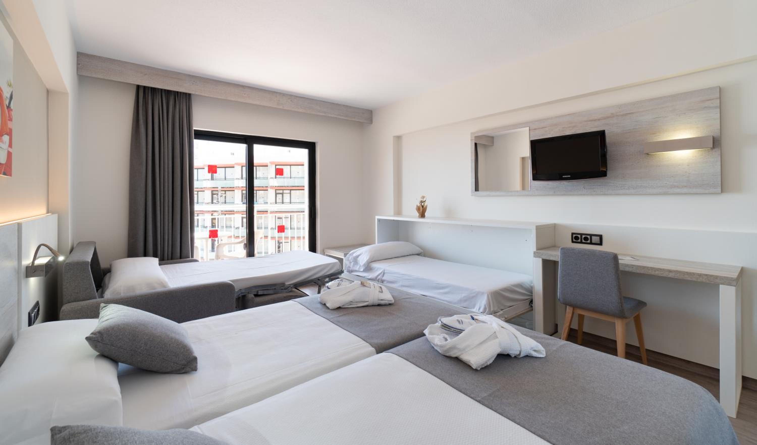 Double Room (2 Adults + 2 Children) - Photo 6