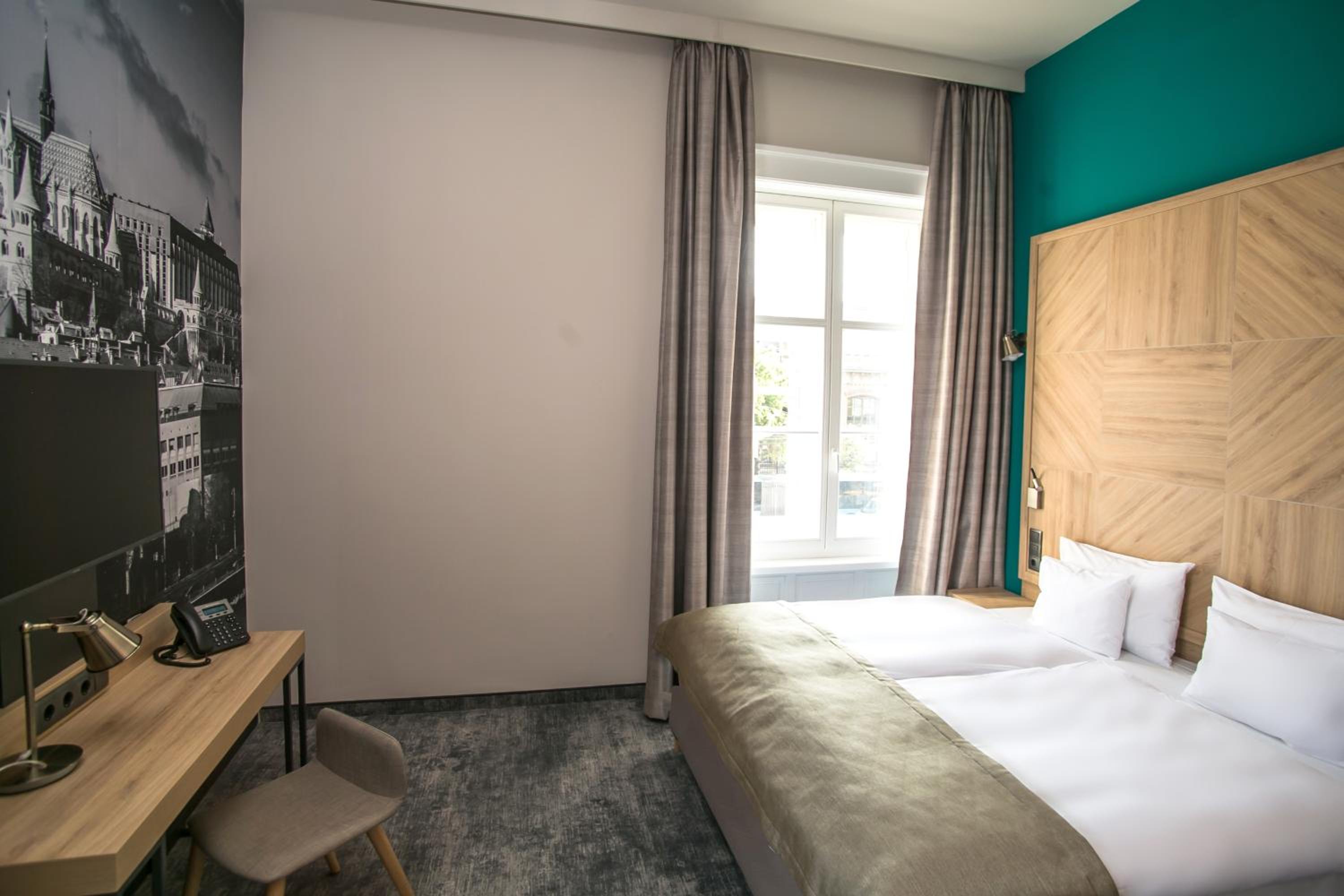 Large Double Room thumbnail 5
