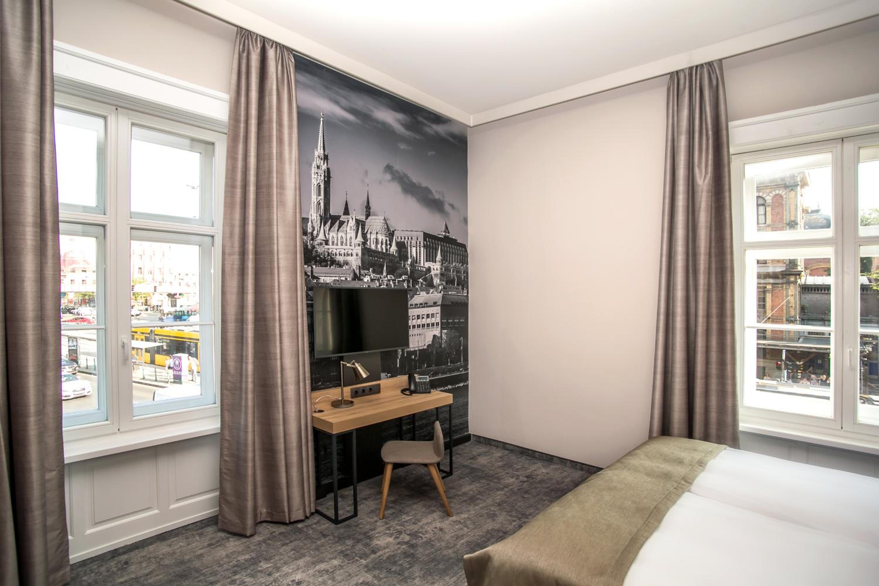 Large Double Room thumbnail 6