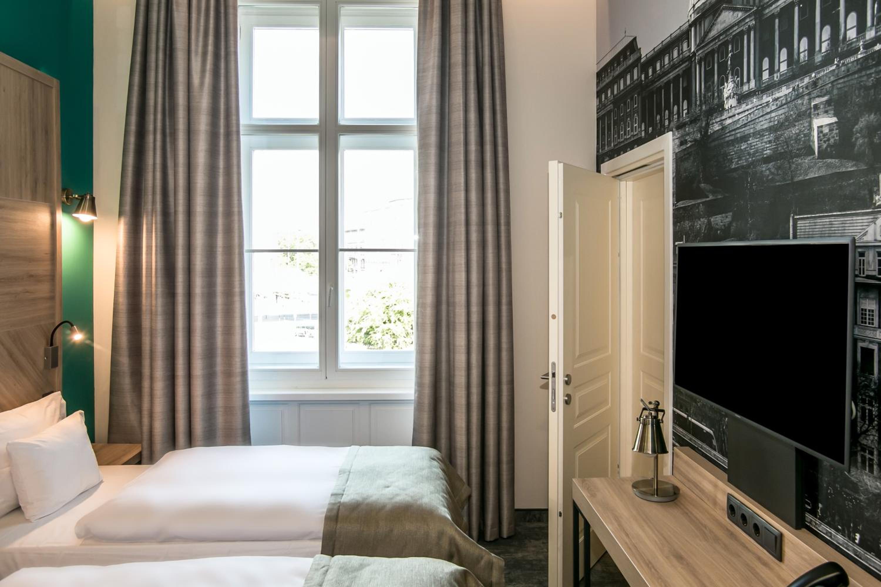 Standard Double or Twin Room - Photo 8
