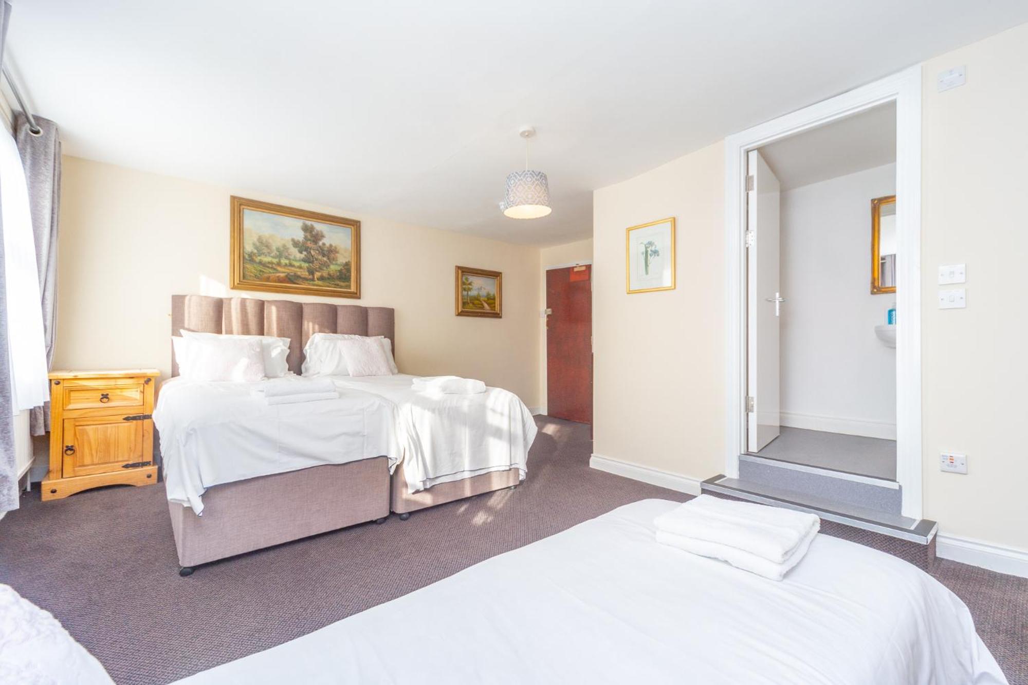 Standard Twin Room - Photo 4