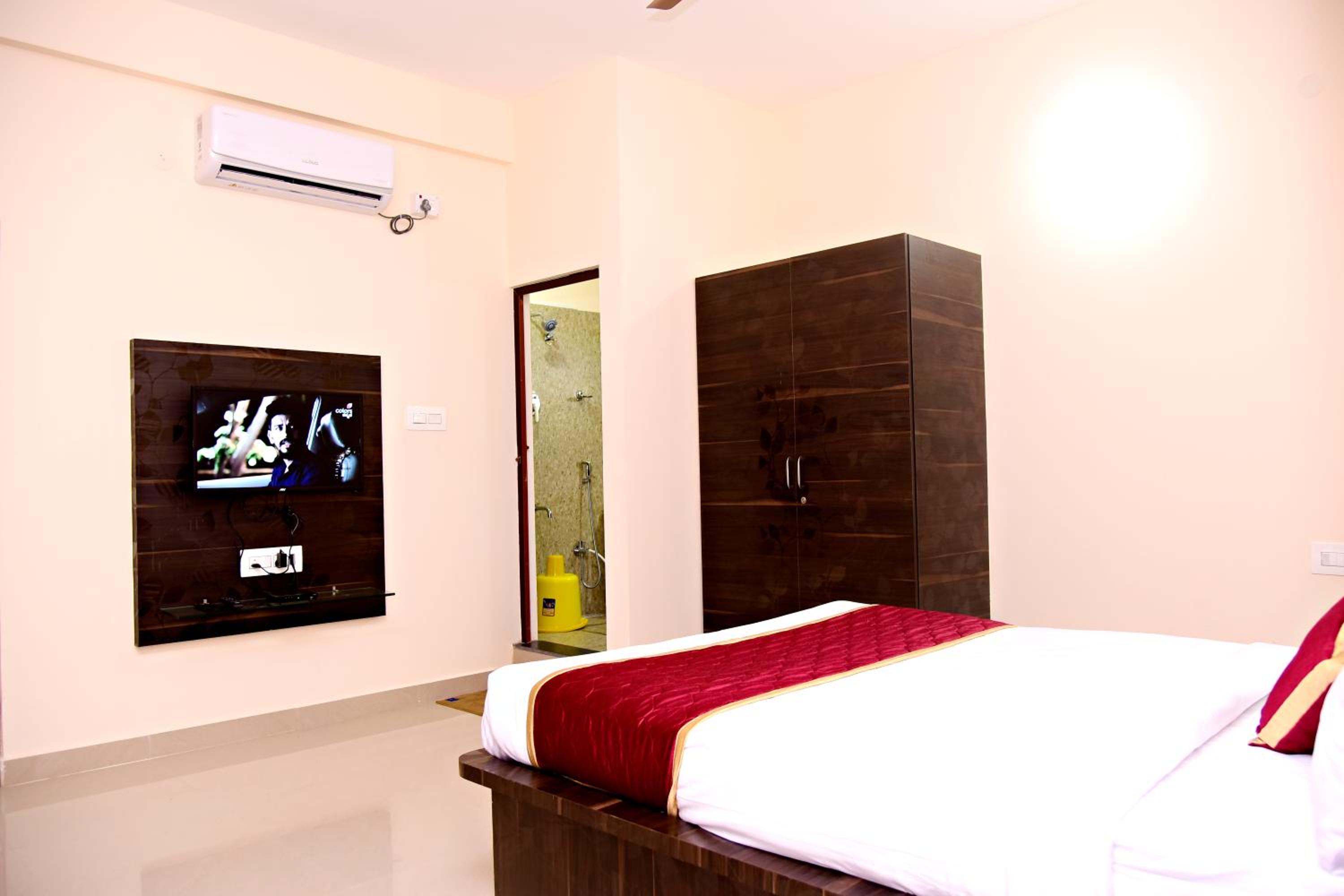 Queen Room with Balcony - Photo 1