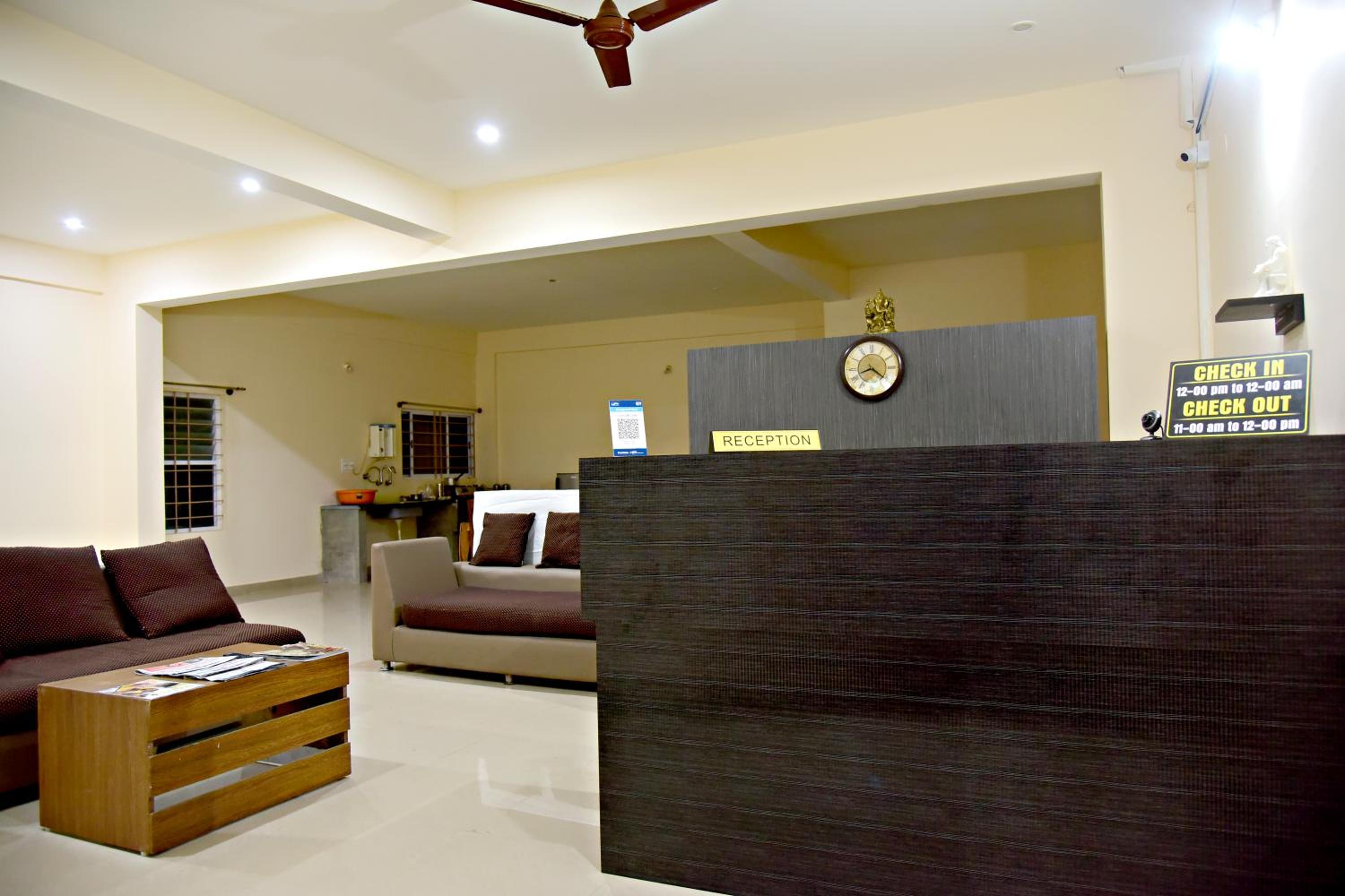 Queen Room with Balcony - Photo 10