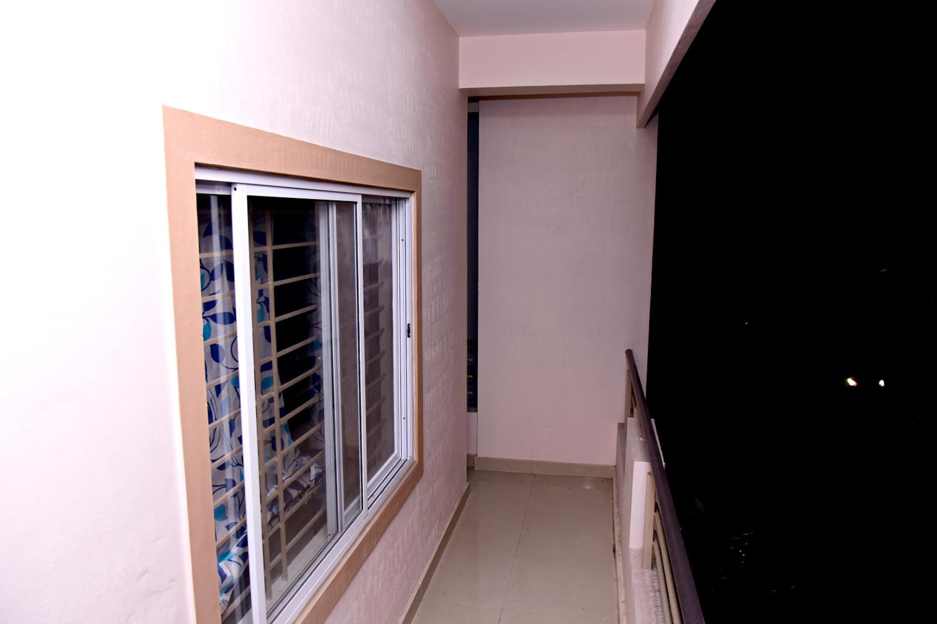 Queen Room with Balcony - Photo 8