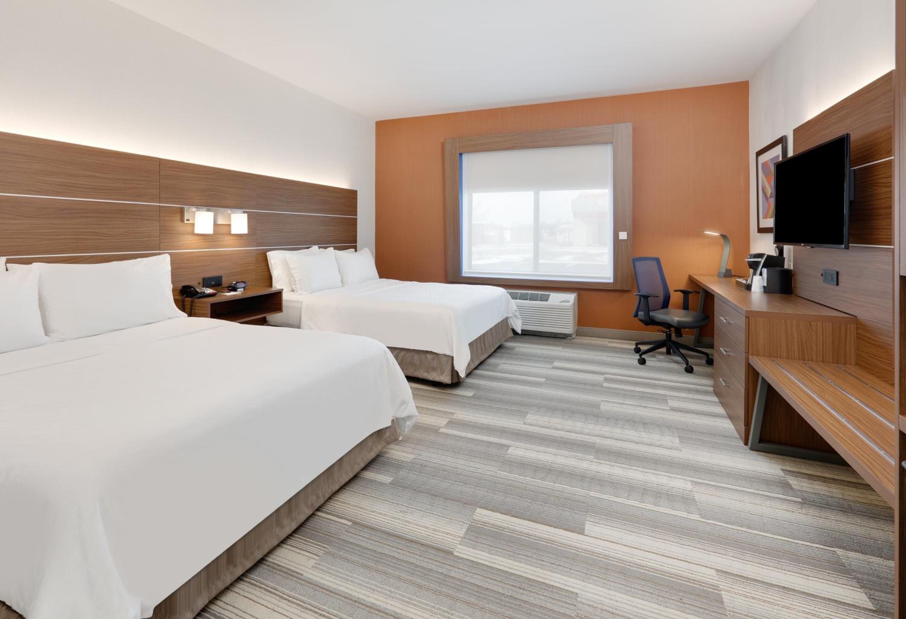 Standard Room with Two Queen Beds - Communications Accessible Tub - Photo 1