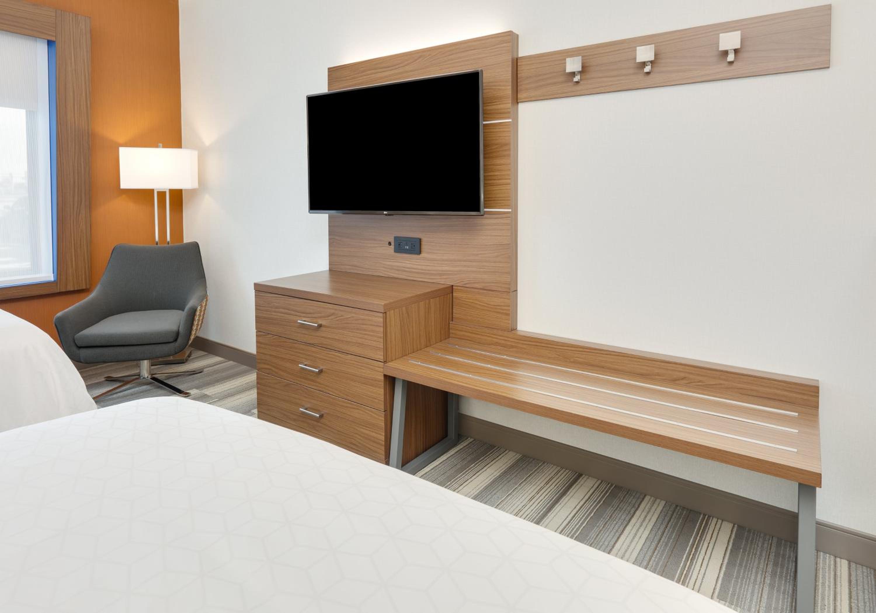 Standard Room with Two Queen Beds - Photo 3