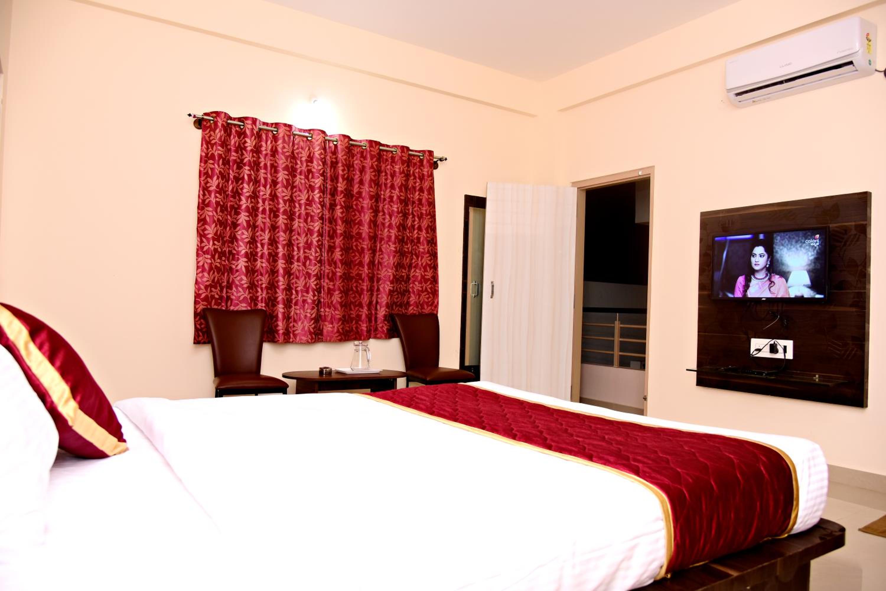 Queen Room with Balcony - Photo 7
