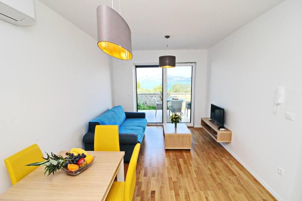 One-Bedroom Apartment with Terrace photo 1