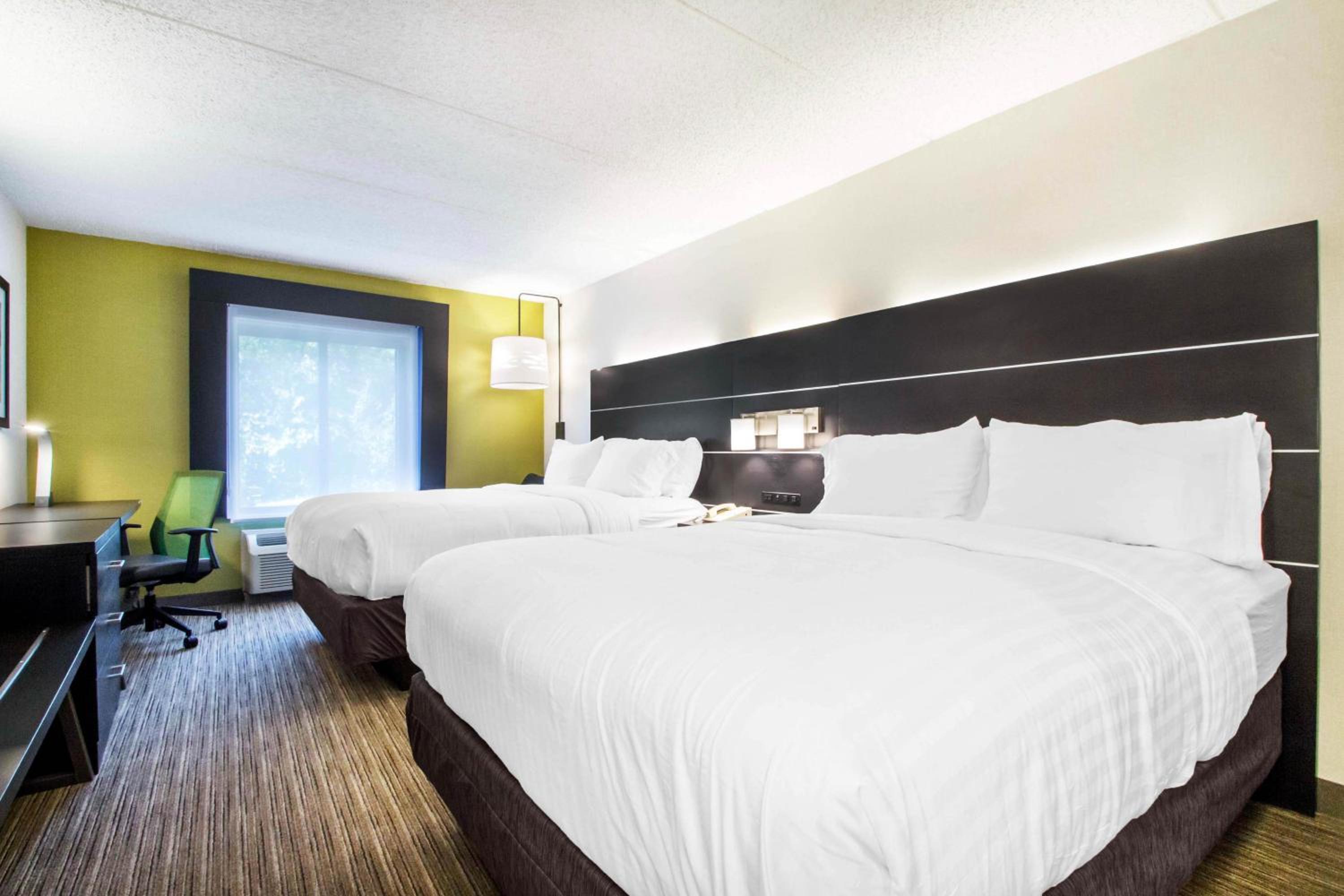 Standard Room with Two Queen Beds photo 3