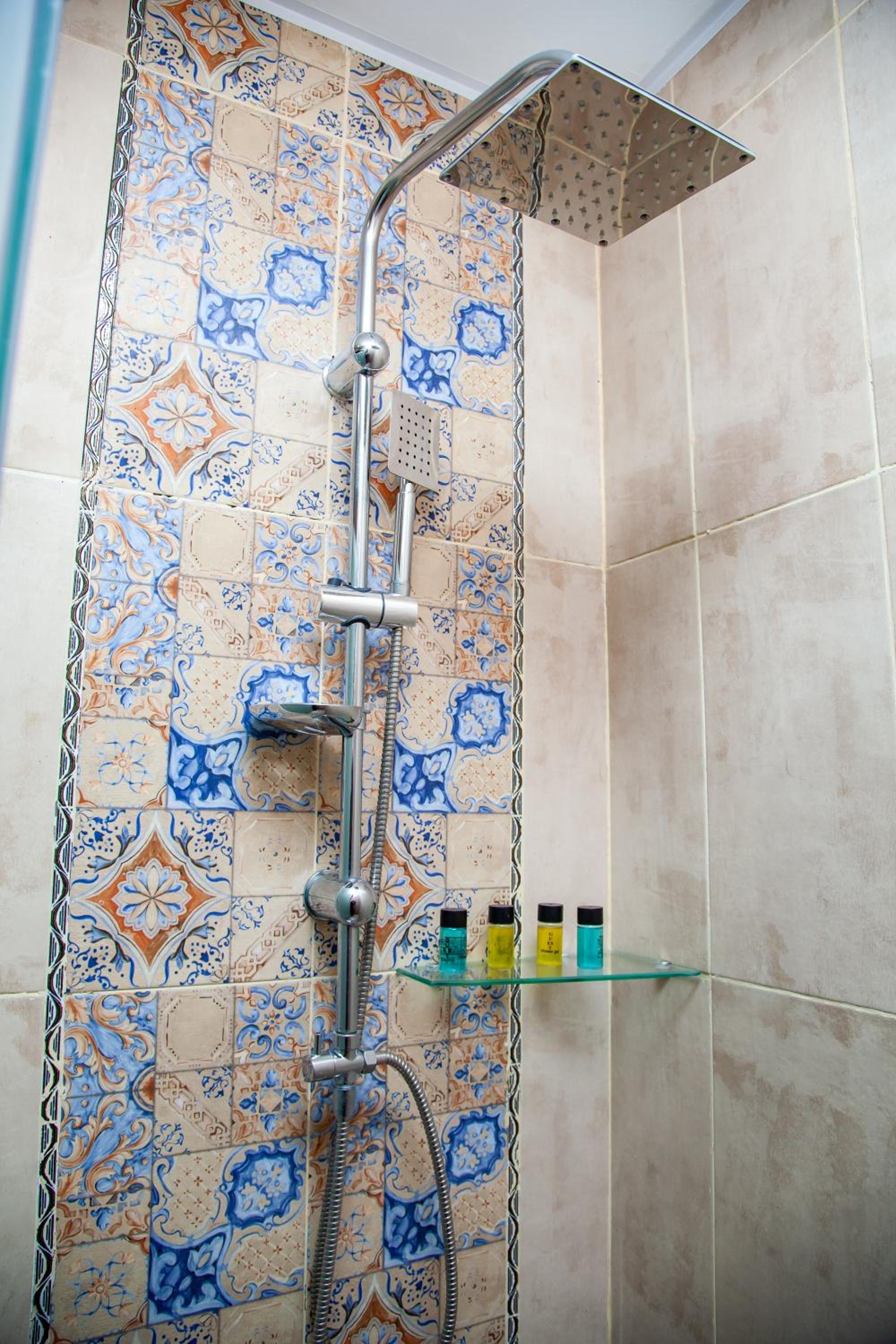 Quadruple Room with Private Bathroom photo 2