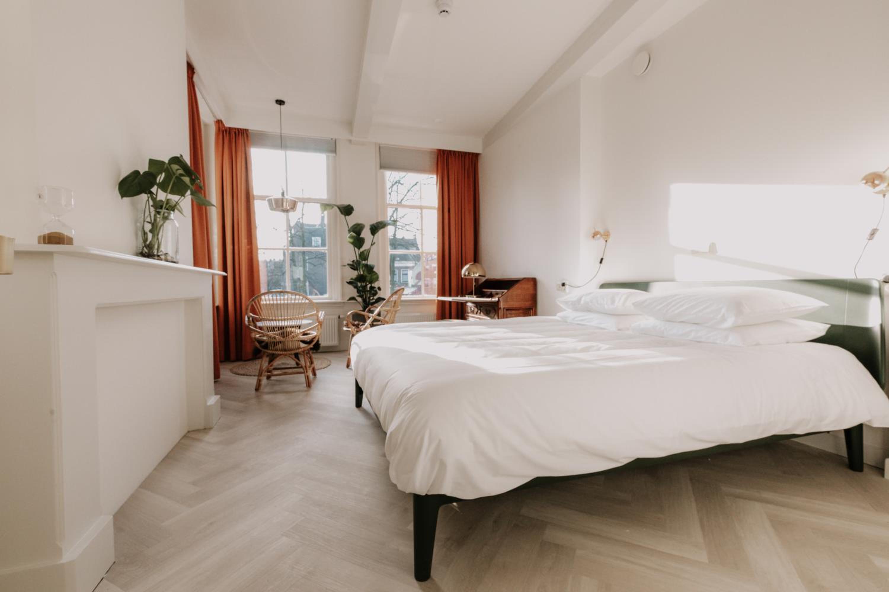 Deluxe King Room - Photo 5