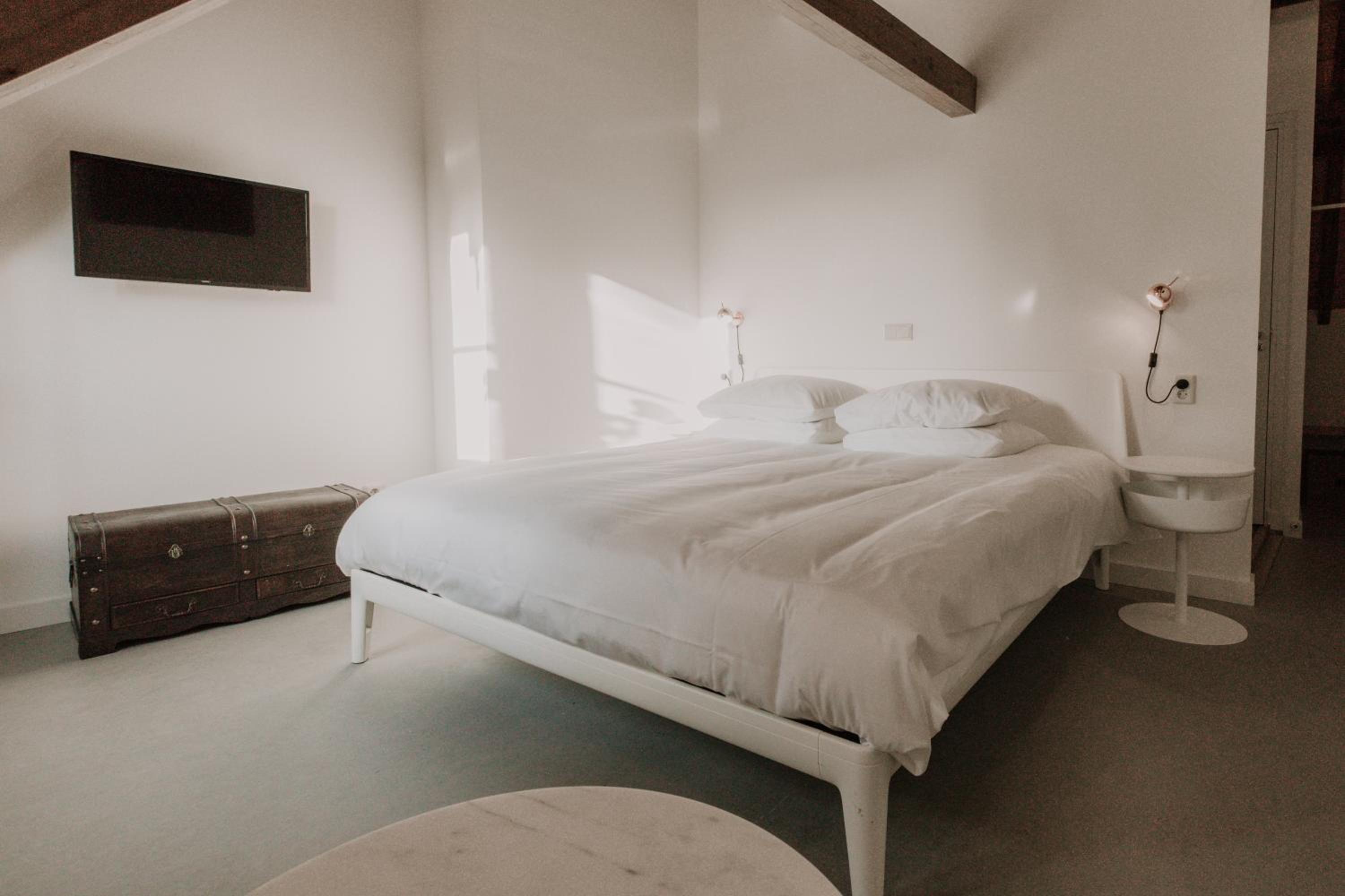 Standard King Room - Photo 7