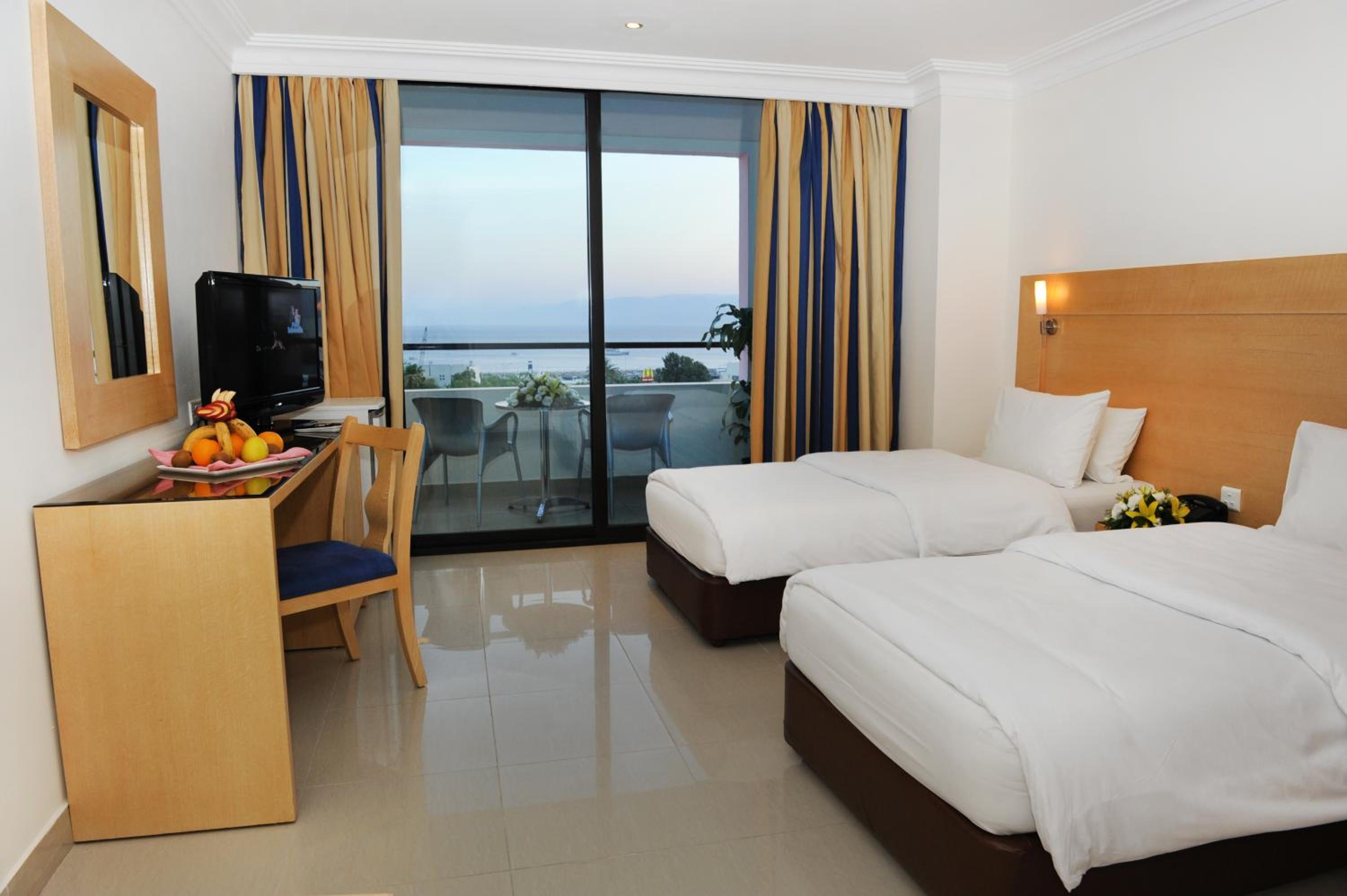 Standard Twin Room with Sea View - Photo 6