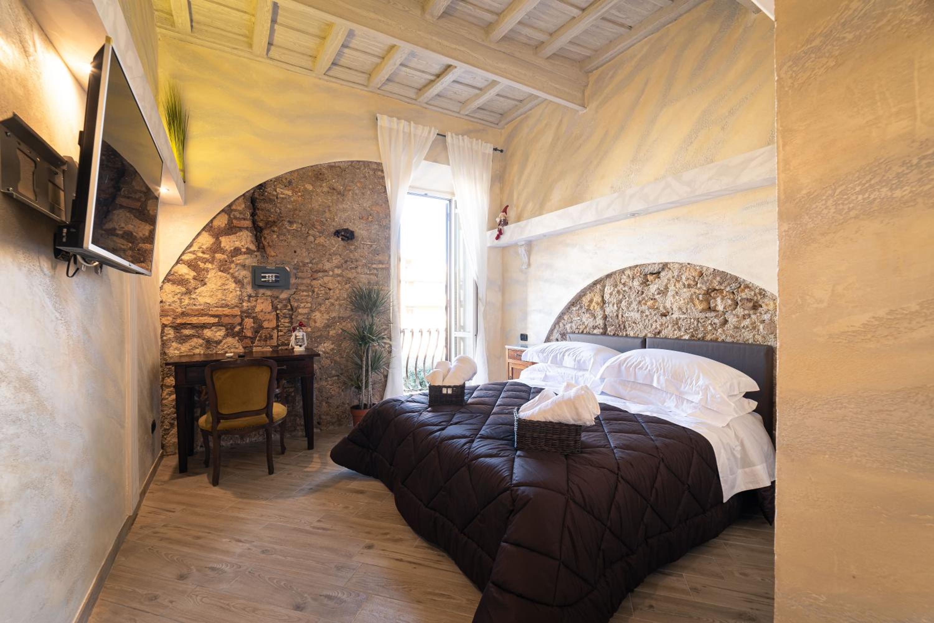 Queen Room photo 1