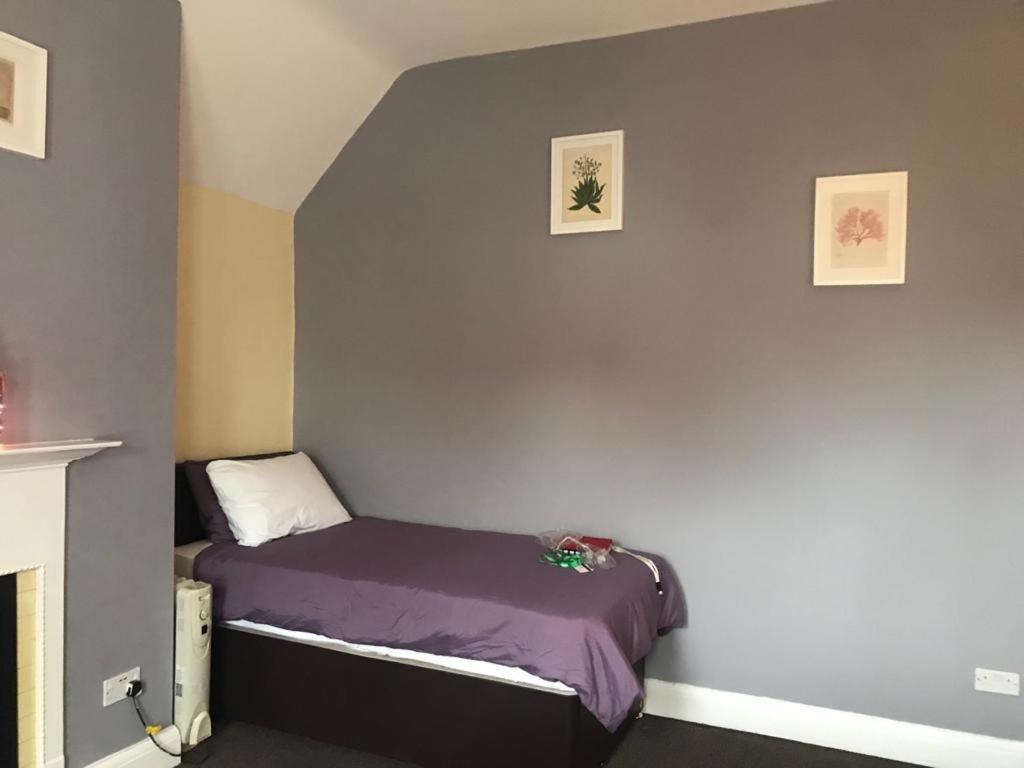 Basic Triple Room With Shared Bathroom photo 3