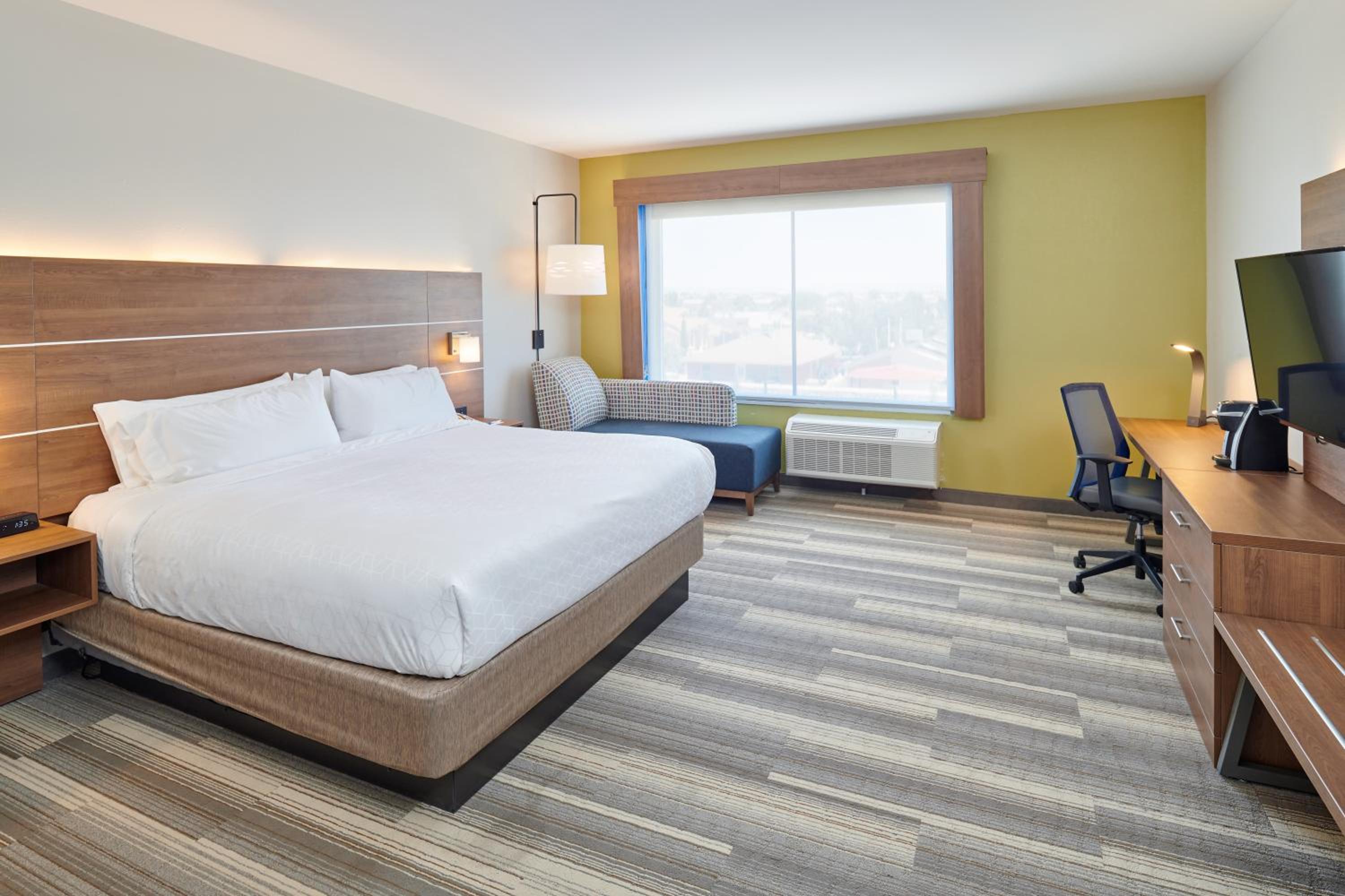 Standard King Room - Photo 5