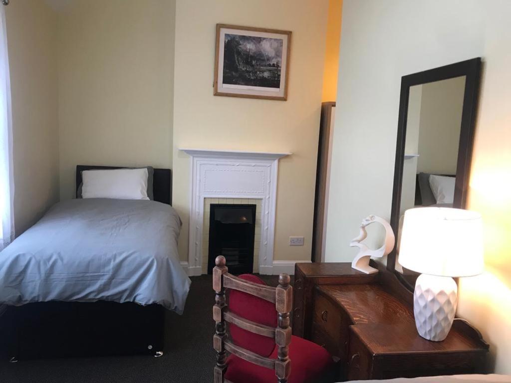 Basic Triple Room With Shared Bathroom photo 2