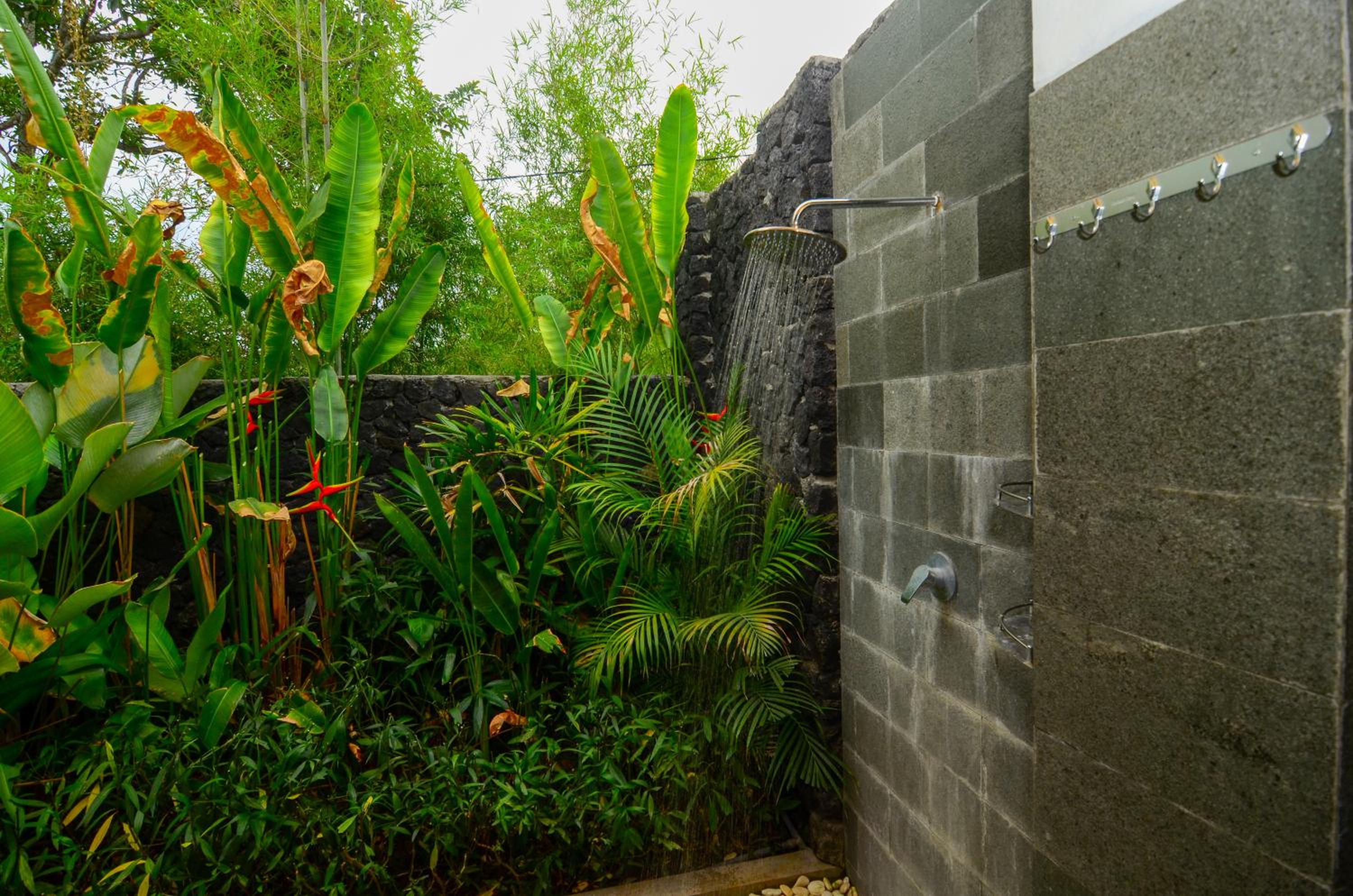 Bungalow with Garden View - Photo 6