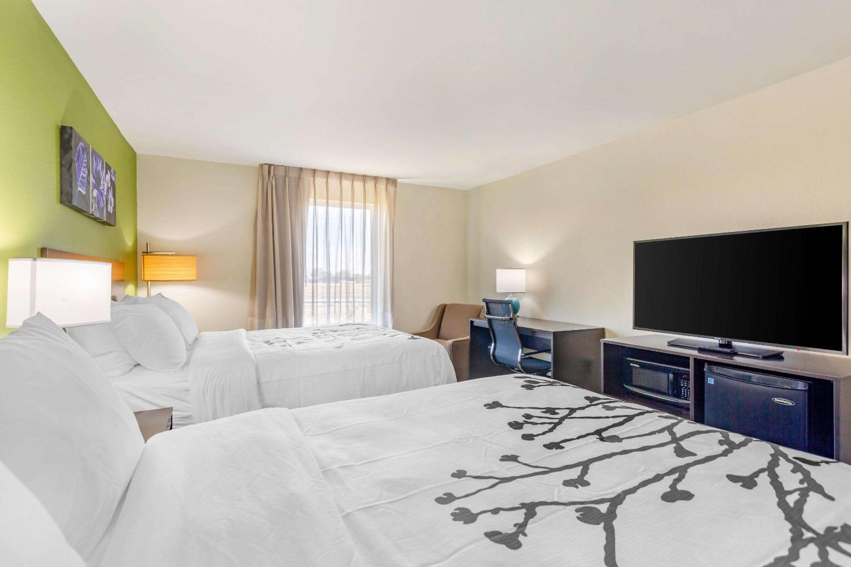 Queen Room with Two Queen Beds - Non-Smoking - Photo 1