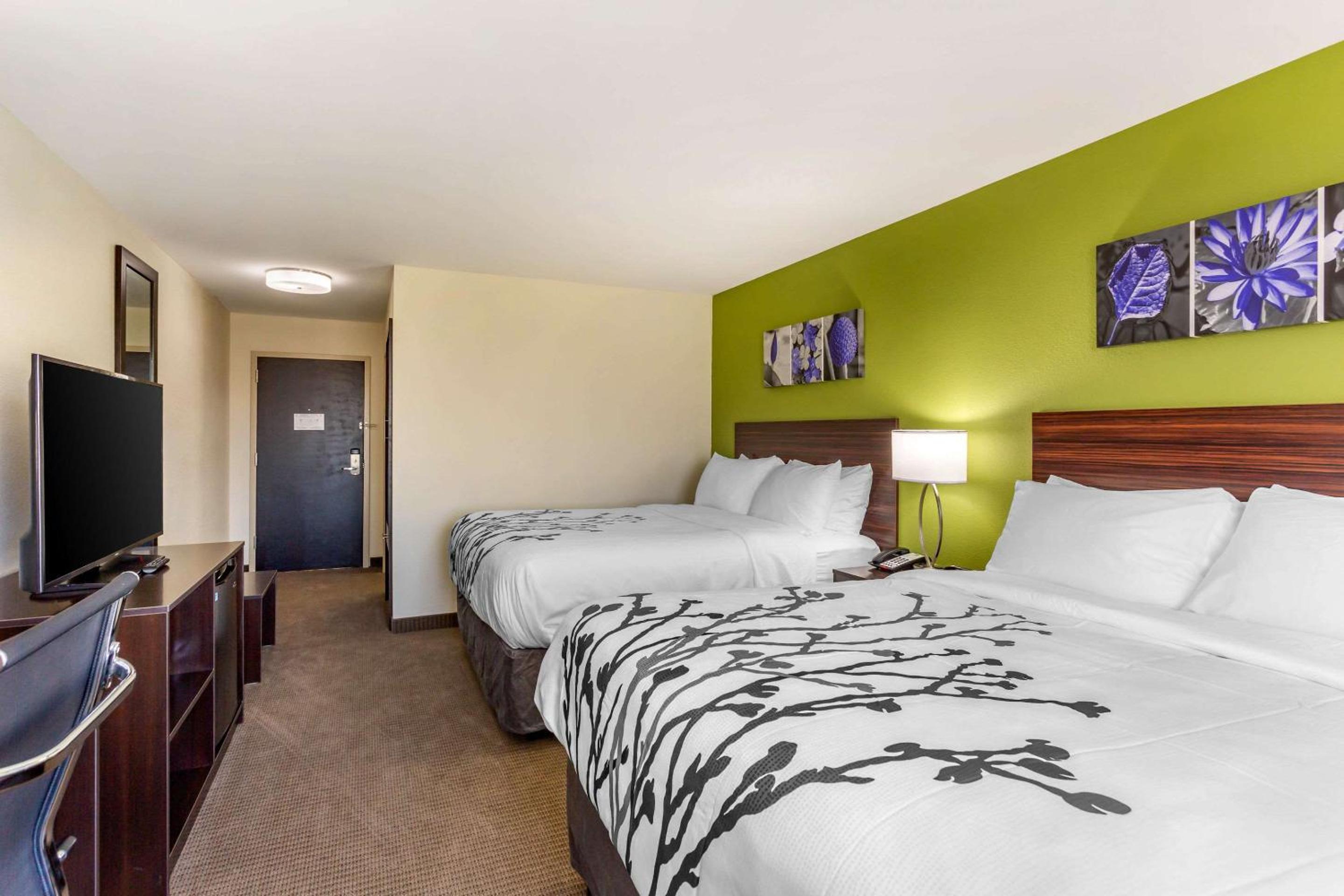Queen Room with Two Queen Beds - Non-Smoking - Photo 4