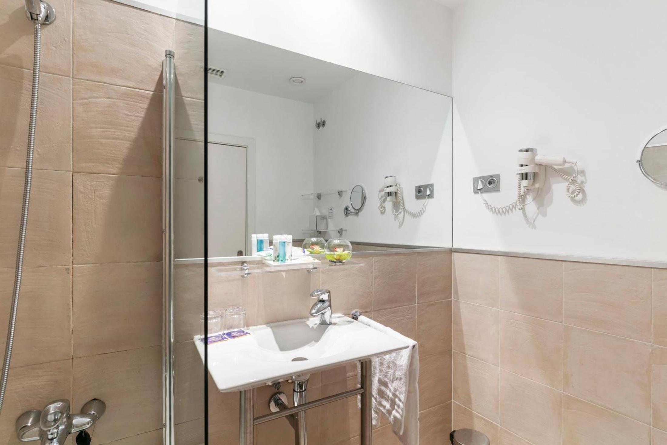 Double or Twin Room - Photo 3